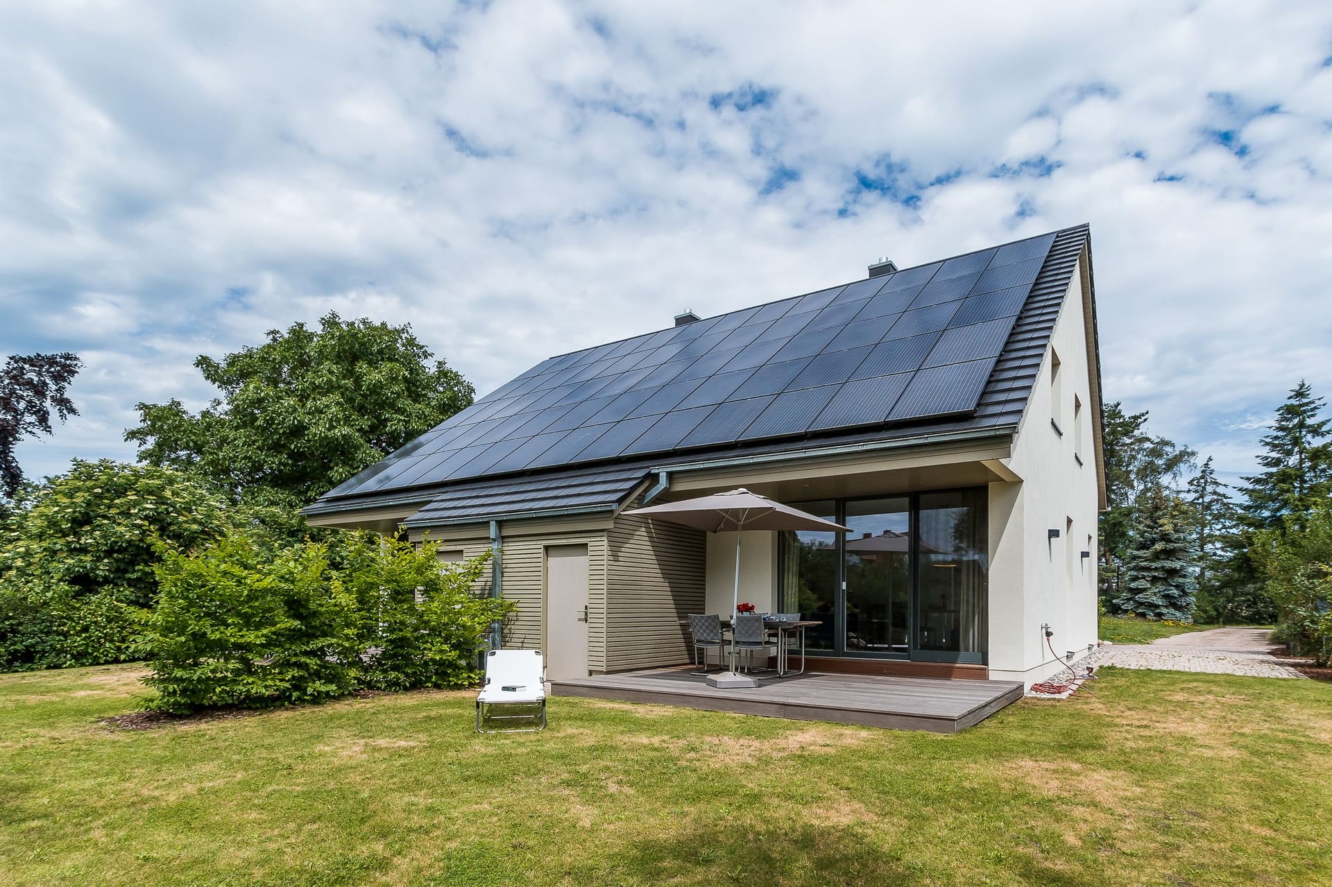 Moderner Bau mit Solaranlage