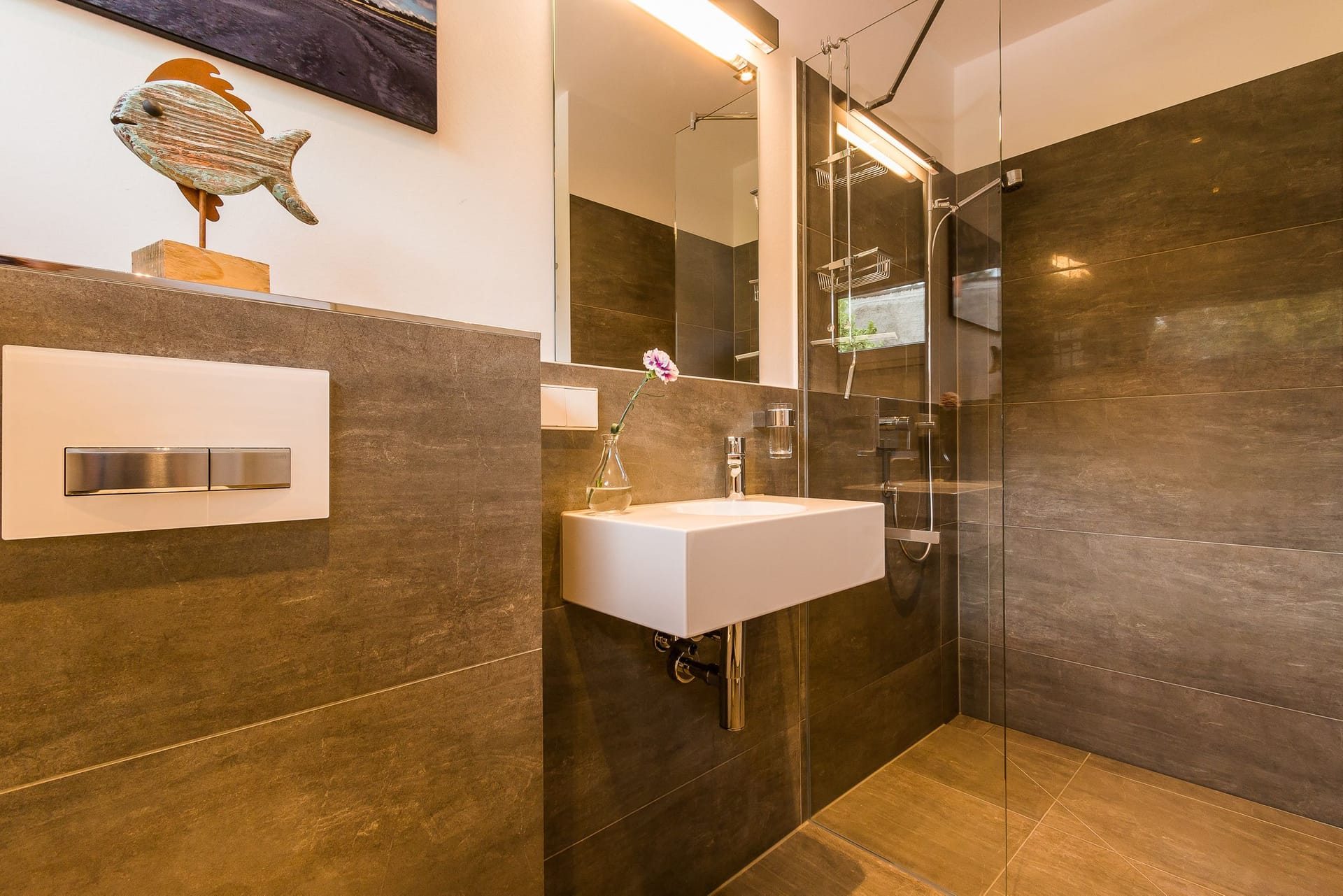 Modernes Badezimmer mit Dusche und Waschbecken