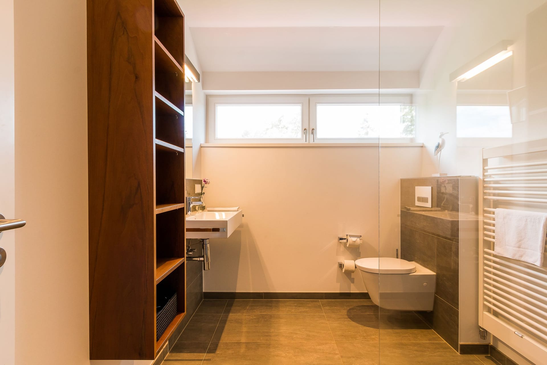 Modernes Badezimmer mit Dusche und Waschbecken