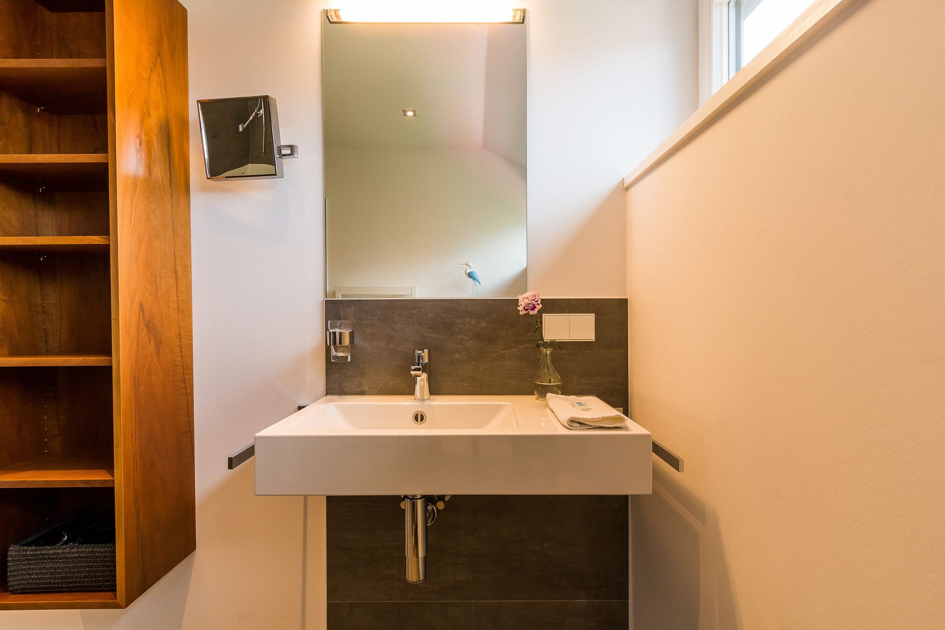 Badezimmer mit modernem Waschbecken und Spiegel