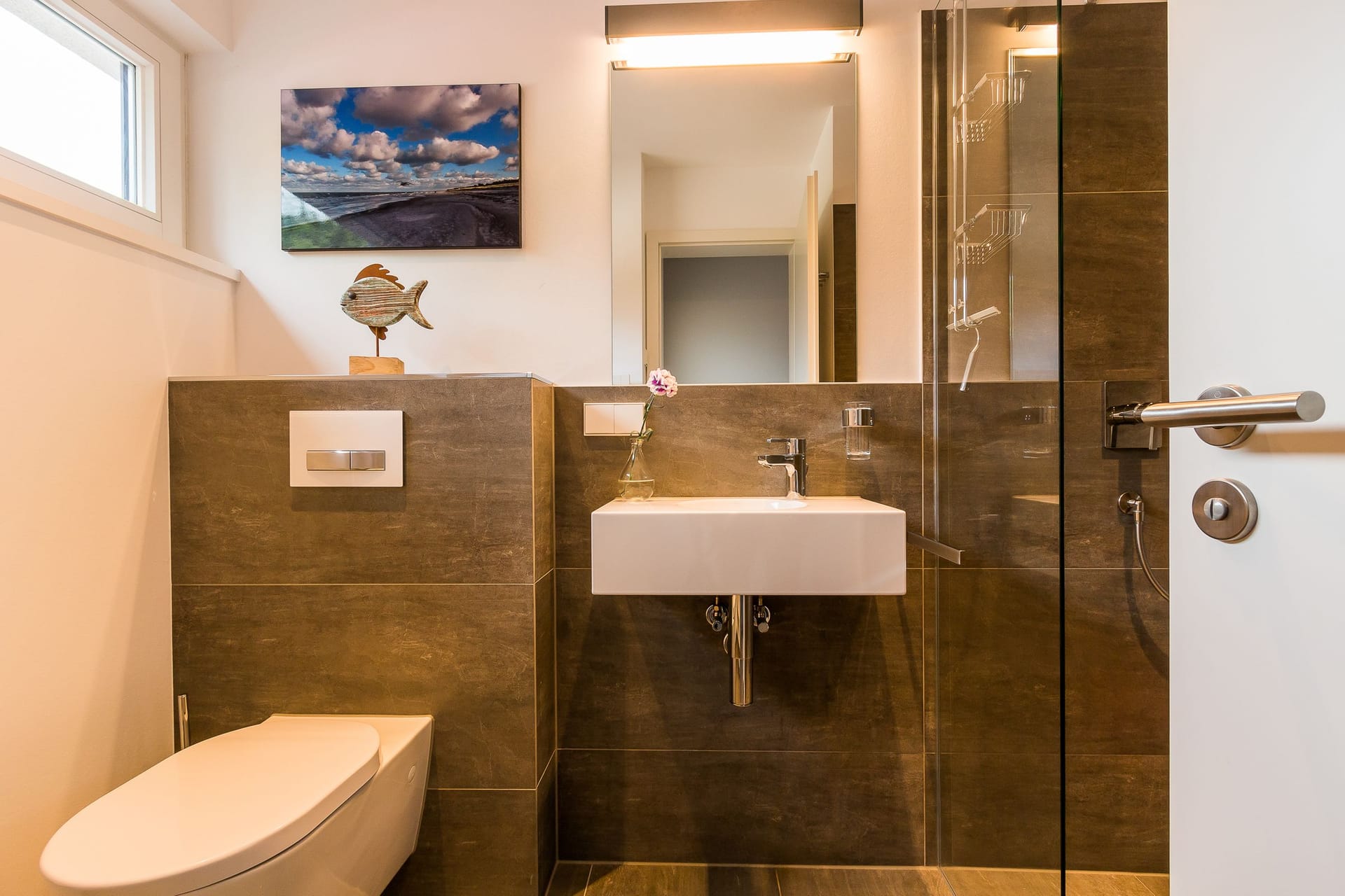 Modernes Badezimmer mit Dusche und Waschbecken