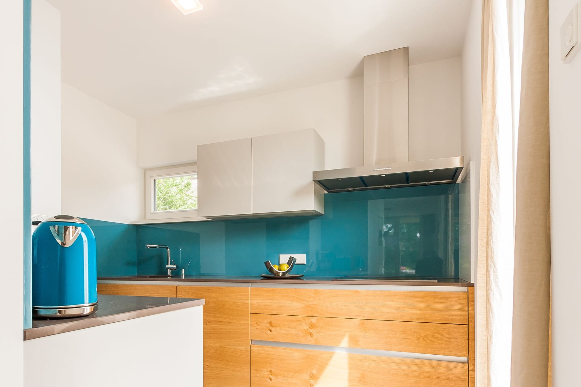 Moderne Küche mit Holz- und Glaselementen