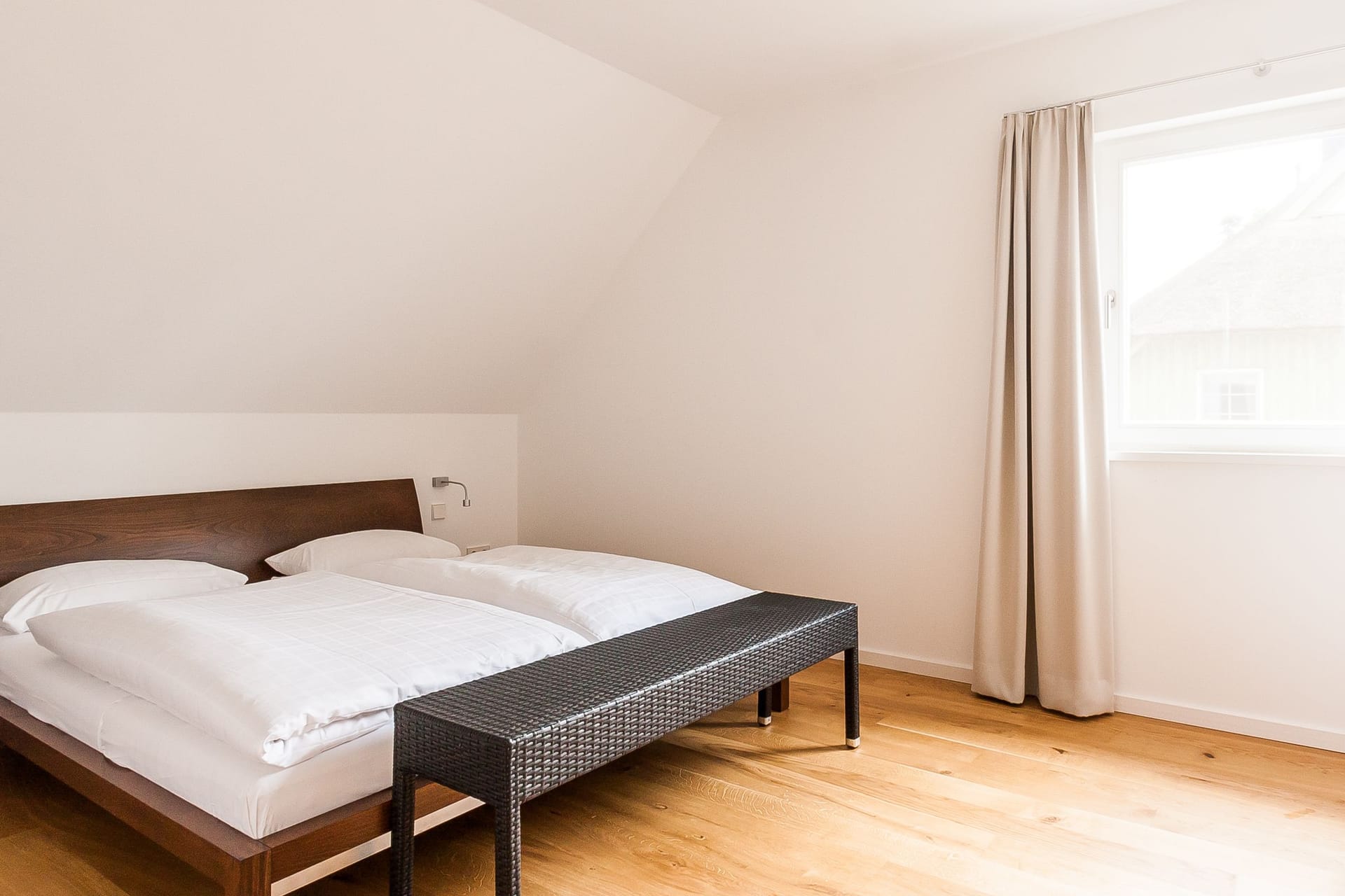 Schlafzimmer mit Doppelbett und Tisch