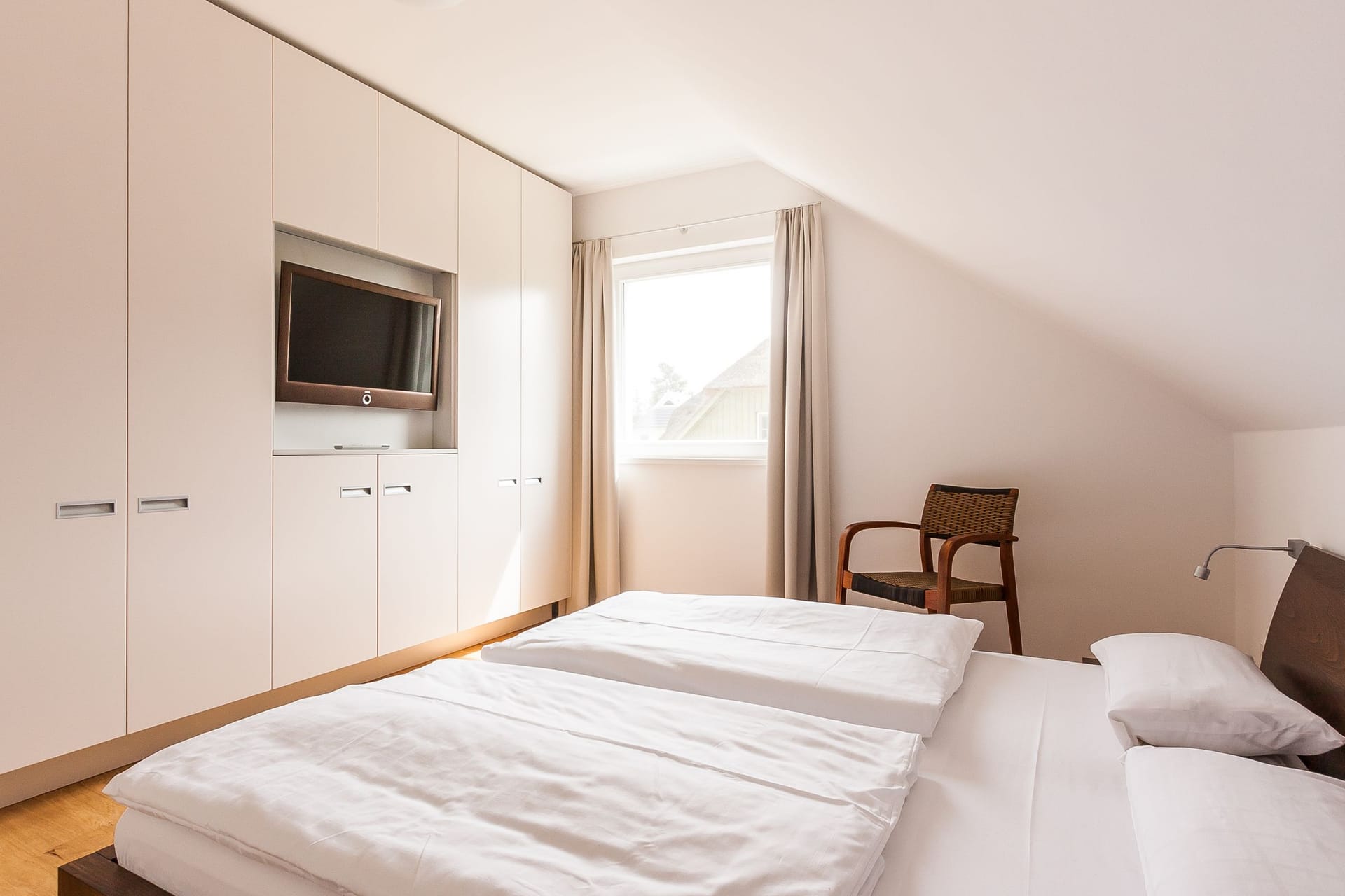Schlafzimmer mit zwei Betten und Fernseher