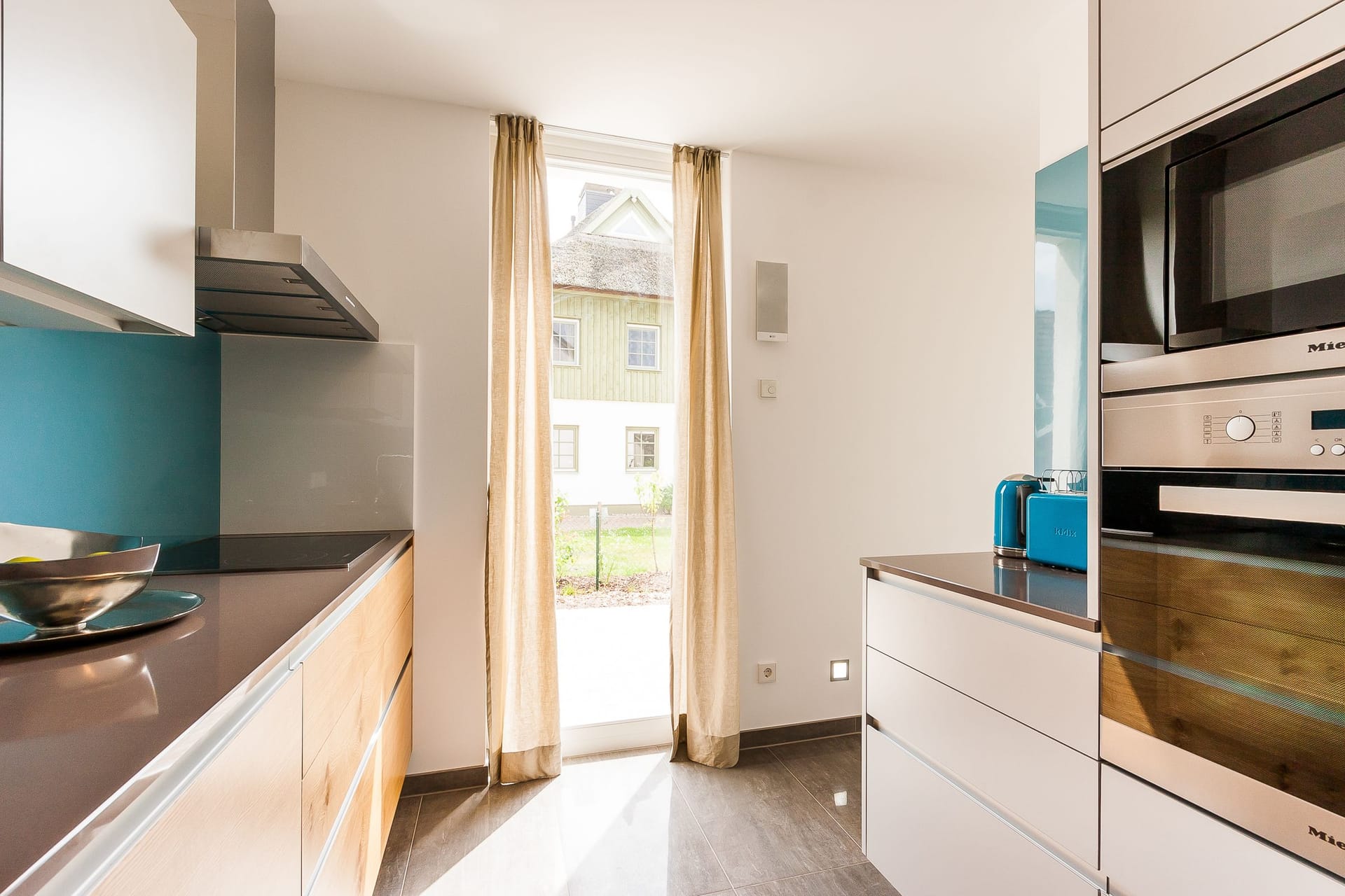 Moderne Küche mit Holz- und Glaselementen