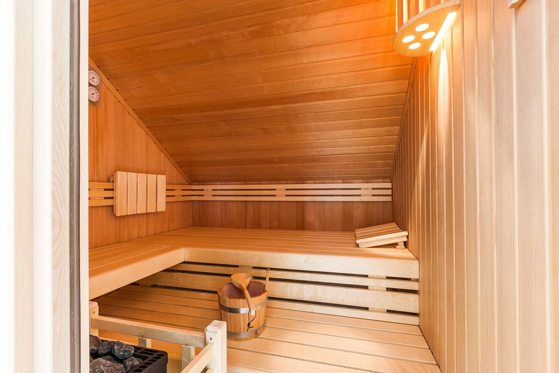 Sauna mit gemütlichen Bänken und warmen Holzwänden