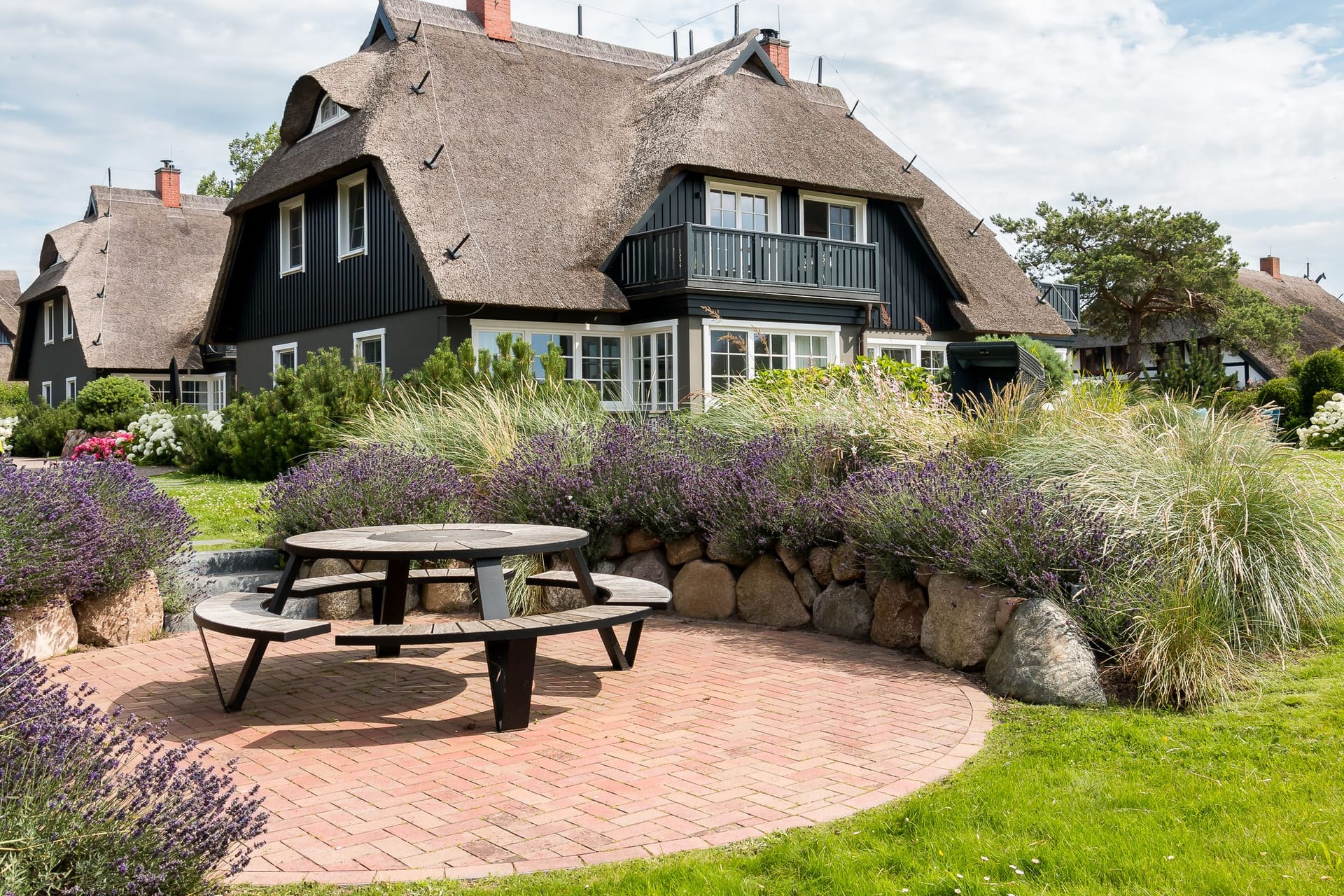 Außenansicht des Reethaus mit Garten
