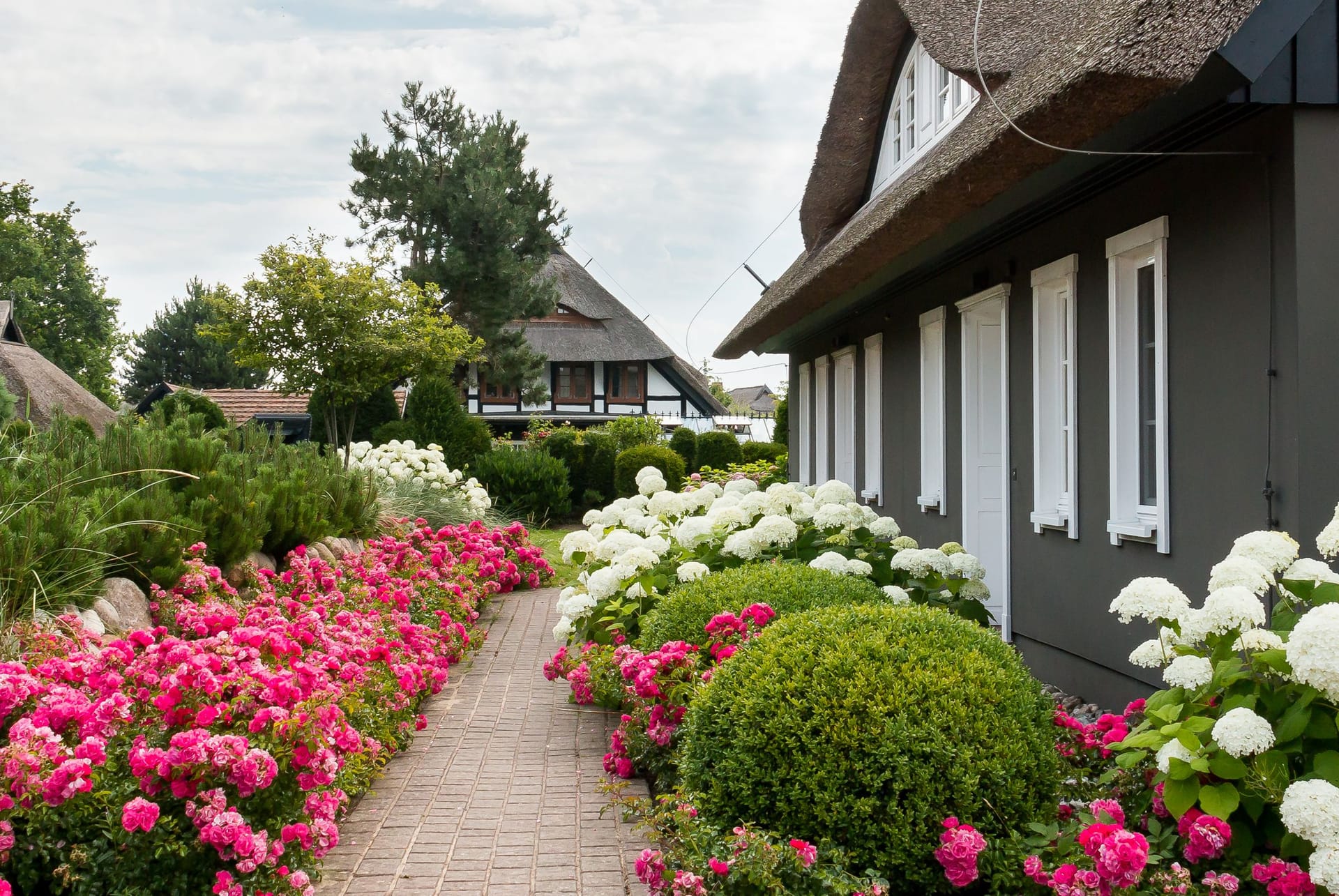 Außenansicht eines Ferienhauses mit Gartenblumen