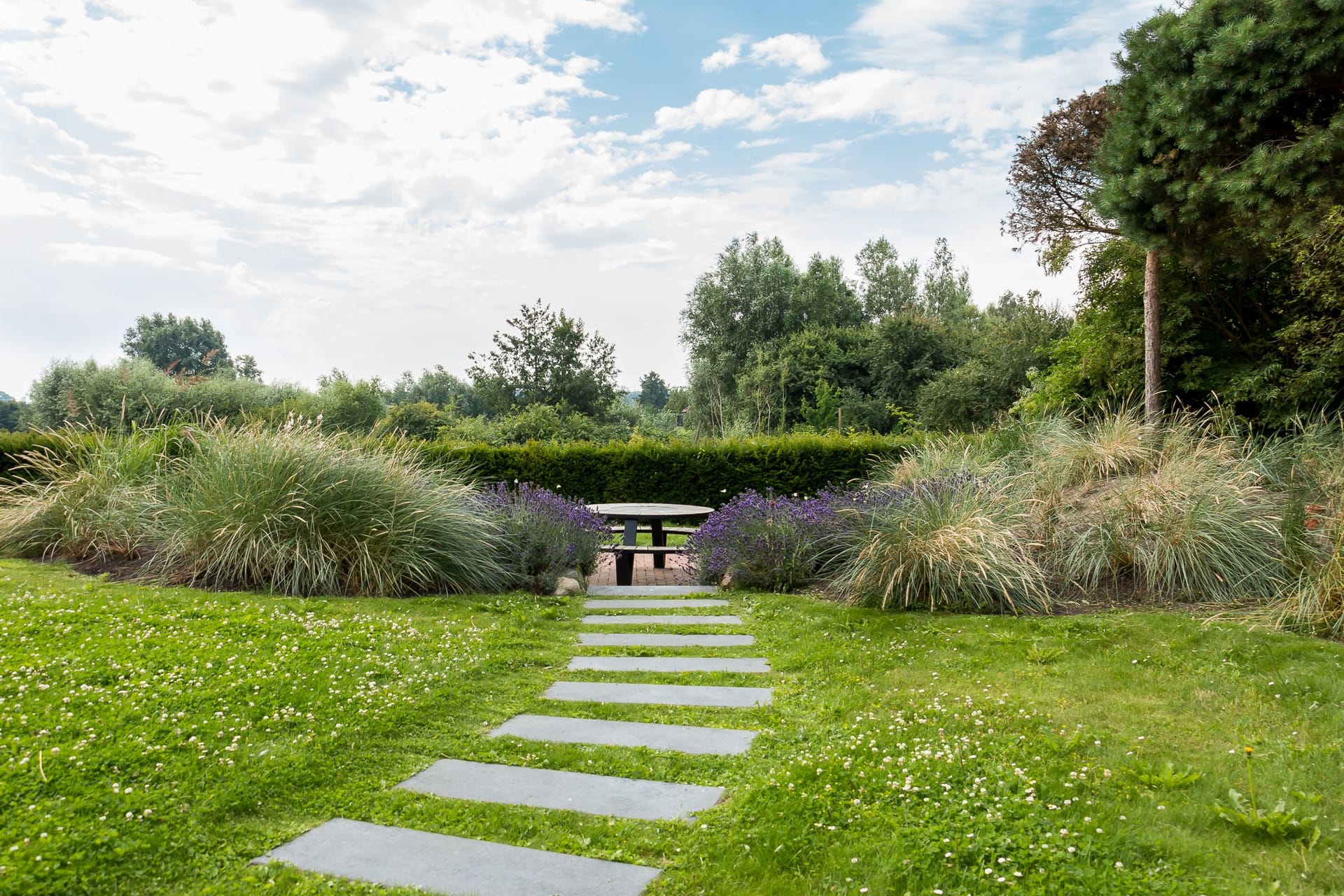 Garten mit Steinweg und Bänken