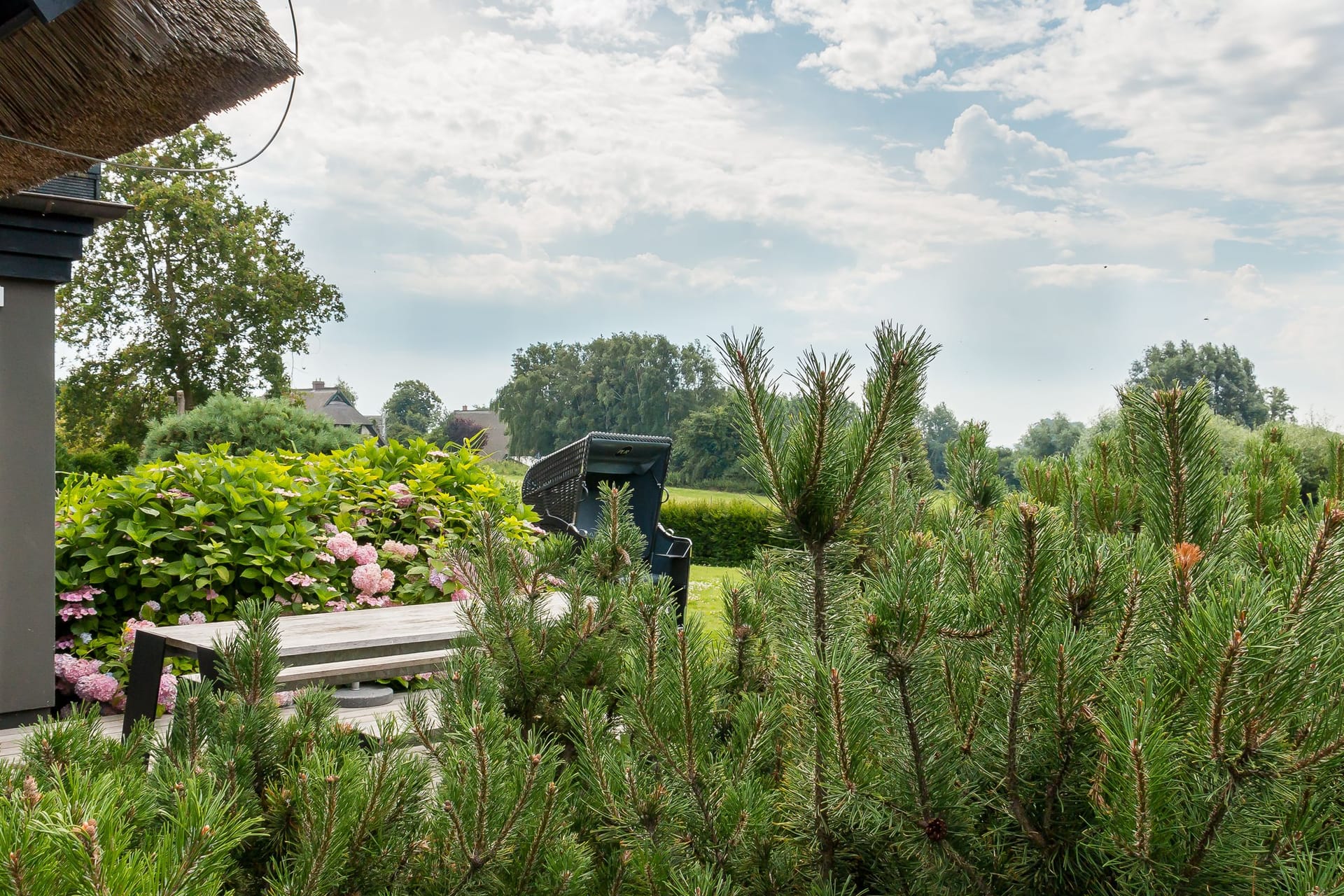 Terrasse mit Blick auf den Garten