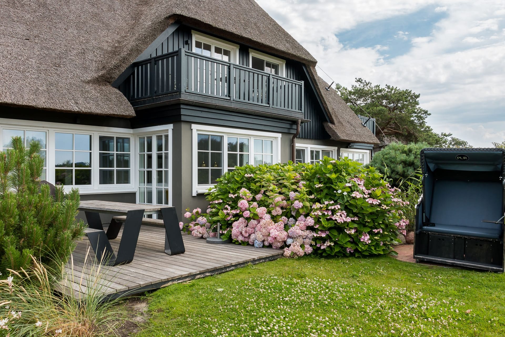 Terrasse mit blühenden Pflanzen