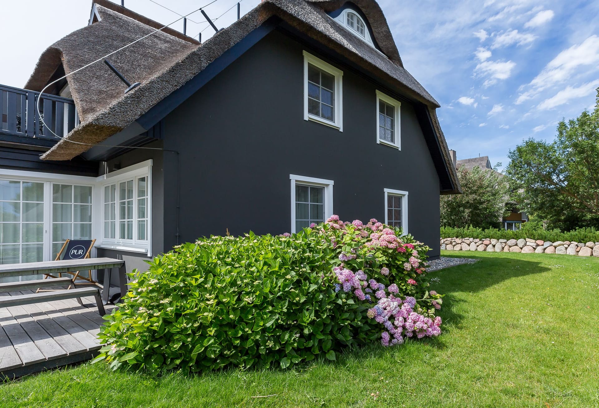 Außenansicht eines Hauses mit Garten