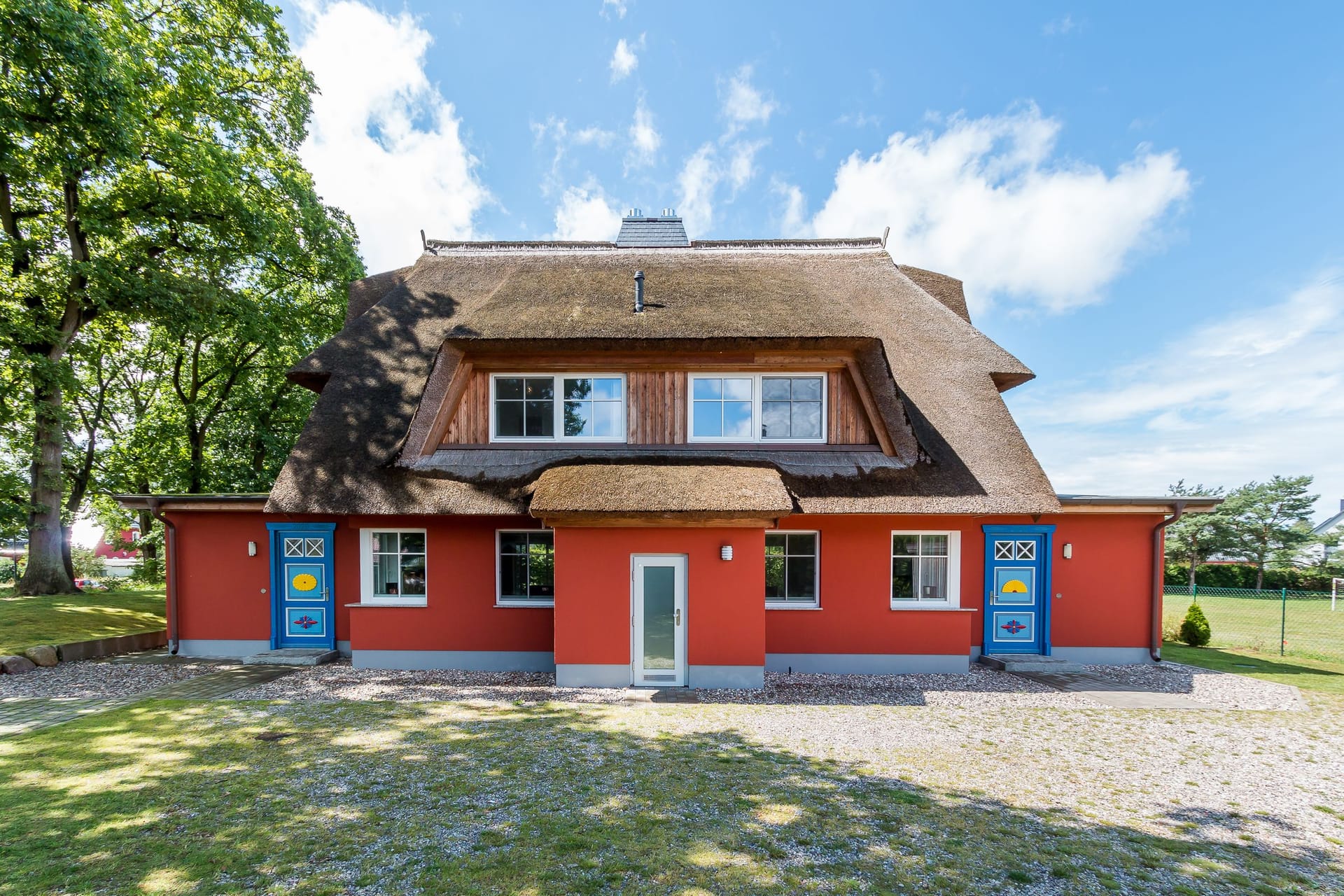 Außenansicht eines Hauses mit Reetdach