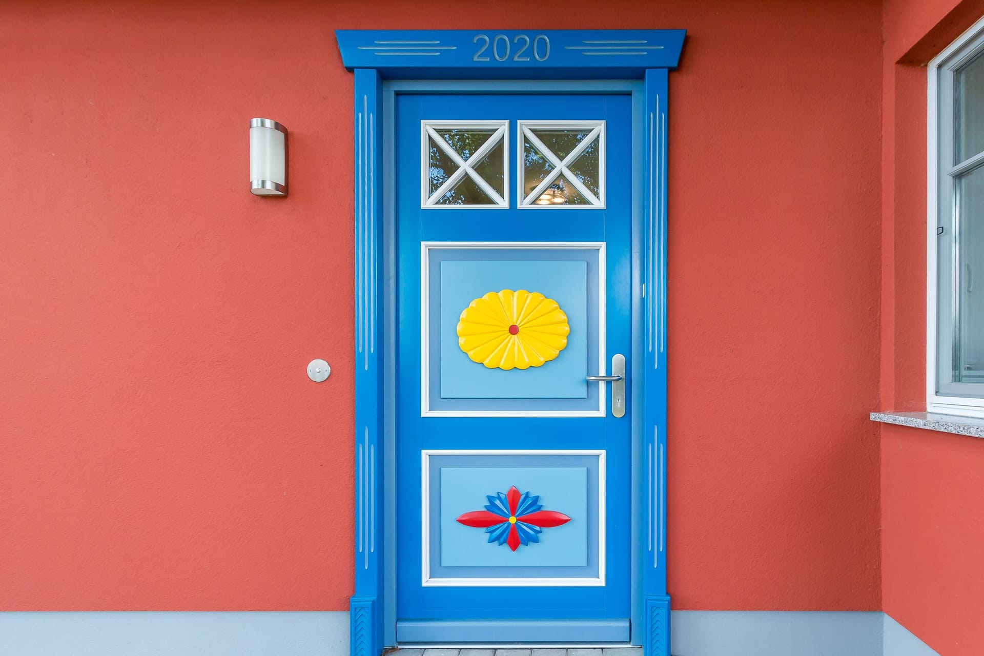 Bunte Eingangstür zu einem Ferienhaus
