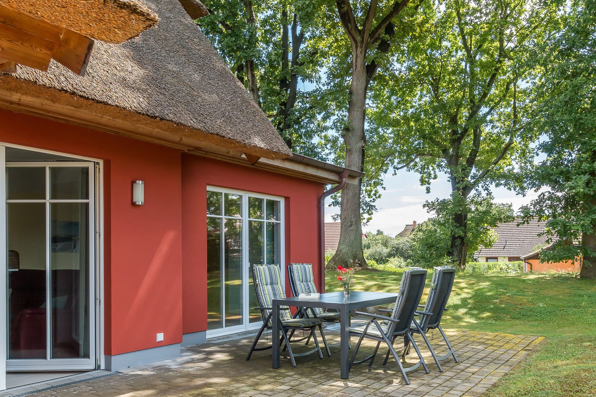 Terrasse mit Tisch und Stühlen im Freien