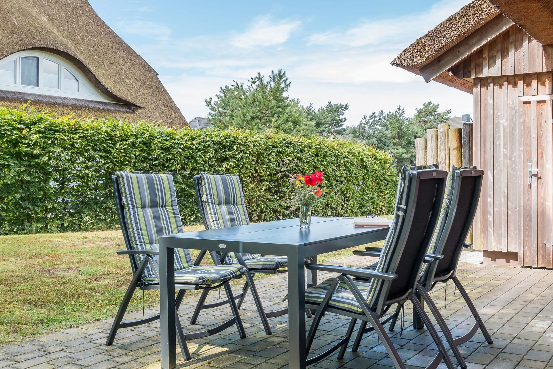 Terrasse mit Tisch und Stühlen