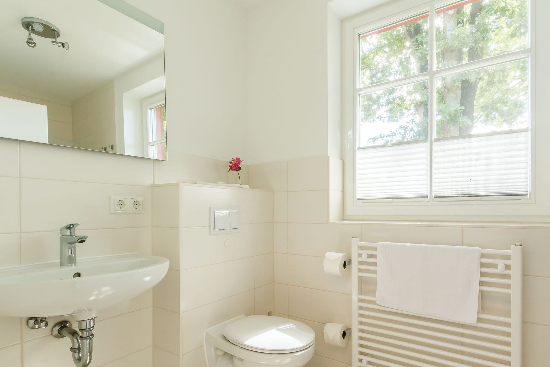 Helles Badezimmer mit Waschbecken und Fenster