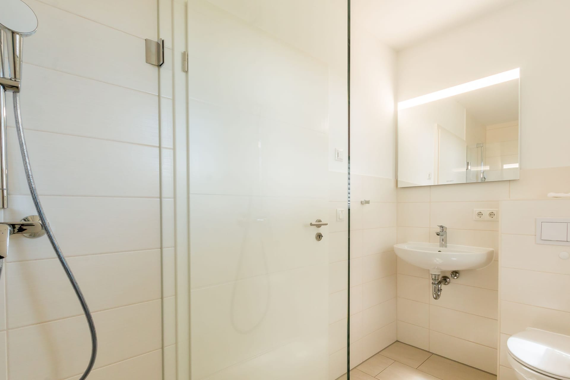Modernes Badezimmer mit Dusche