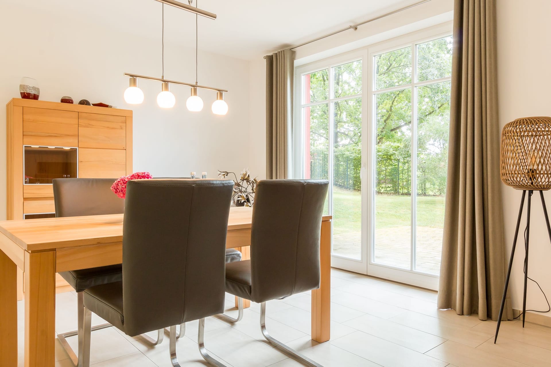 Moderne Küche mit Esstisch und Gartenblick
