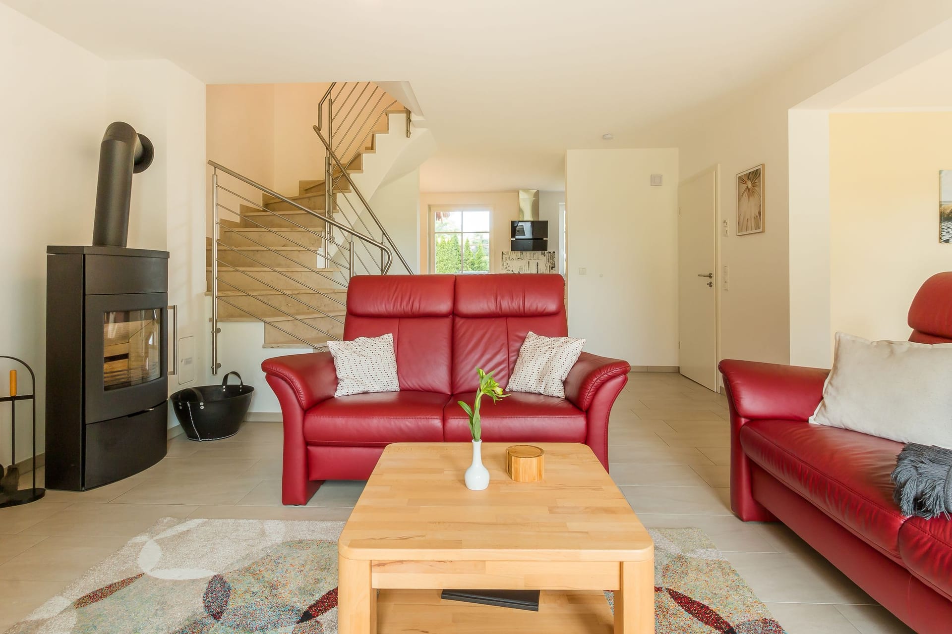 Modernes Wohnzimmer mit roten Sofas und Kamin