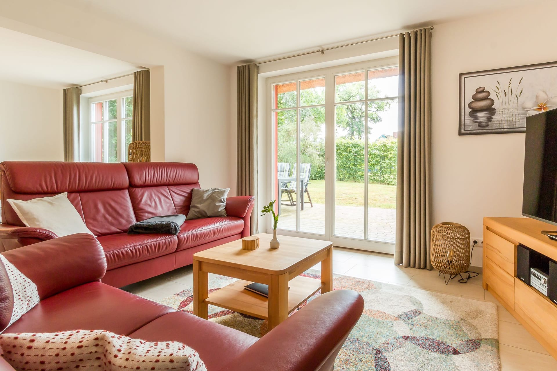 Gemütliches Wohnzimmer mit rotem Sofa