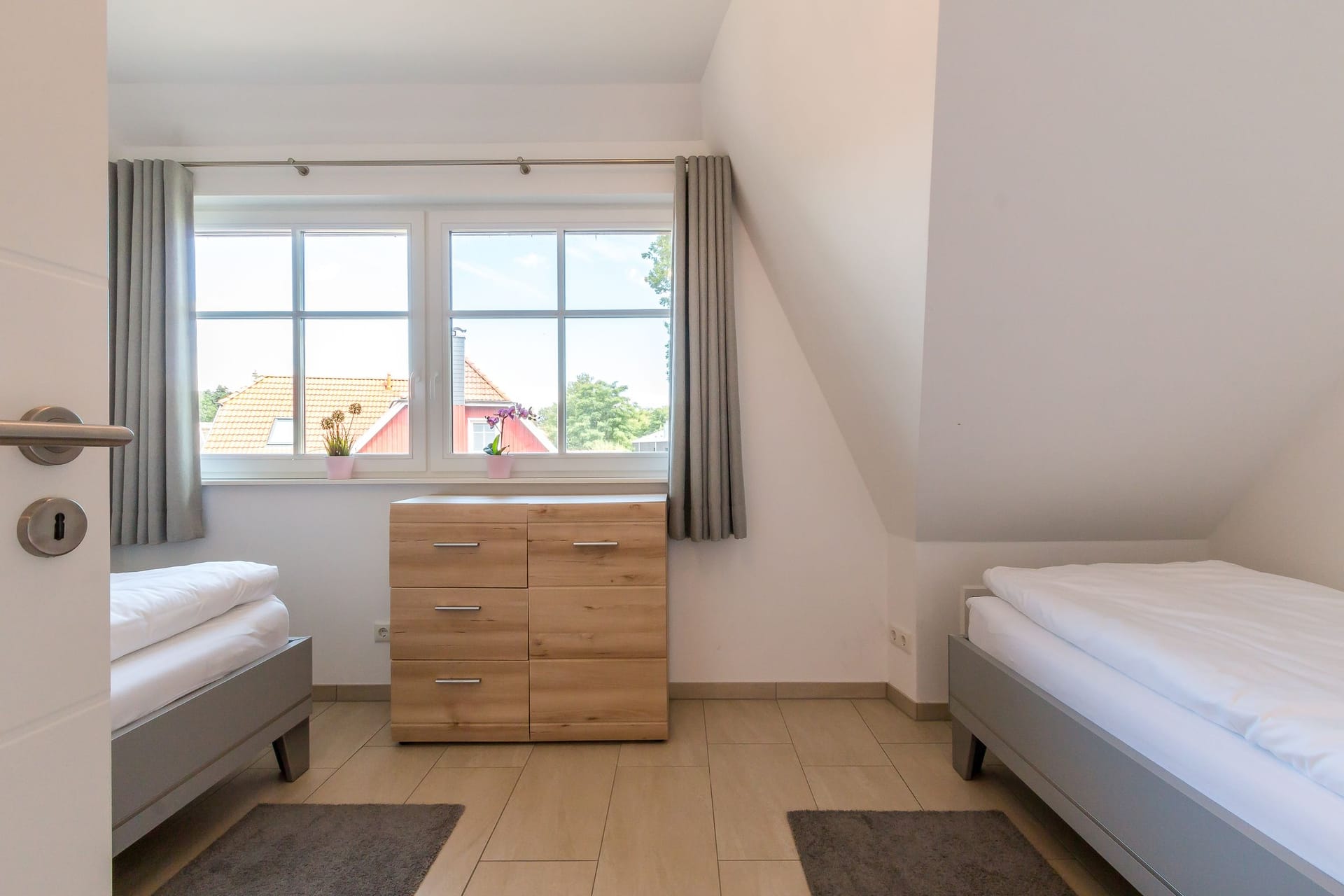 Helles Schlafzimmer mit zwei Einzelbetten