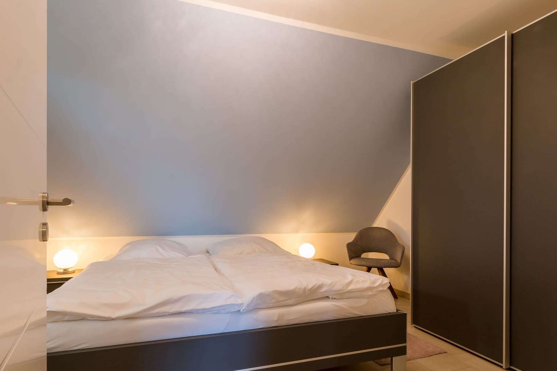 Modernes Schlafzimmer mit Doppelbett