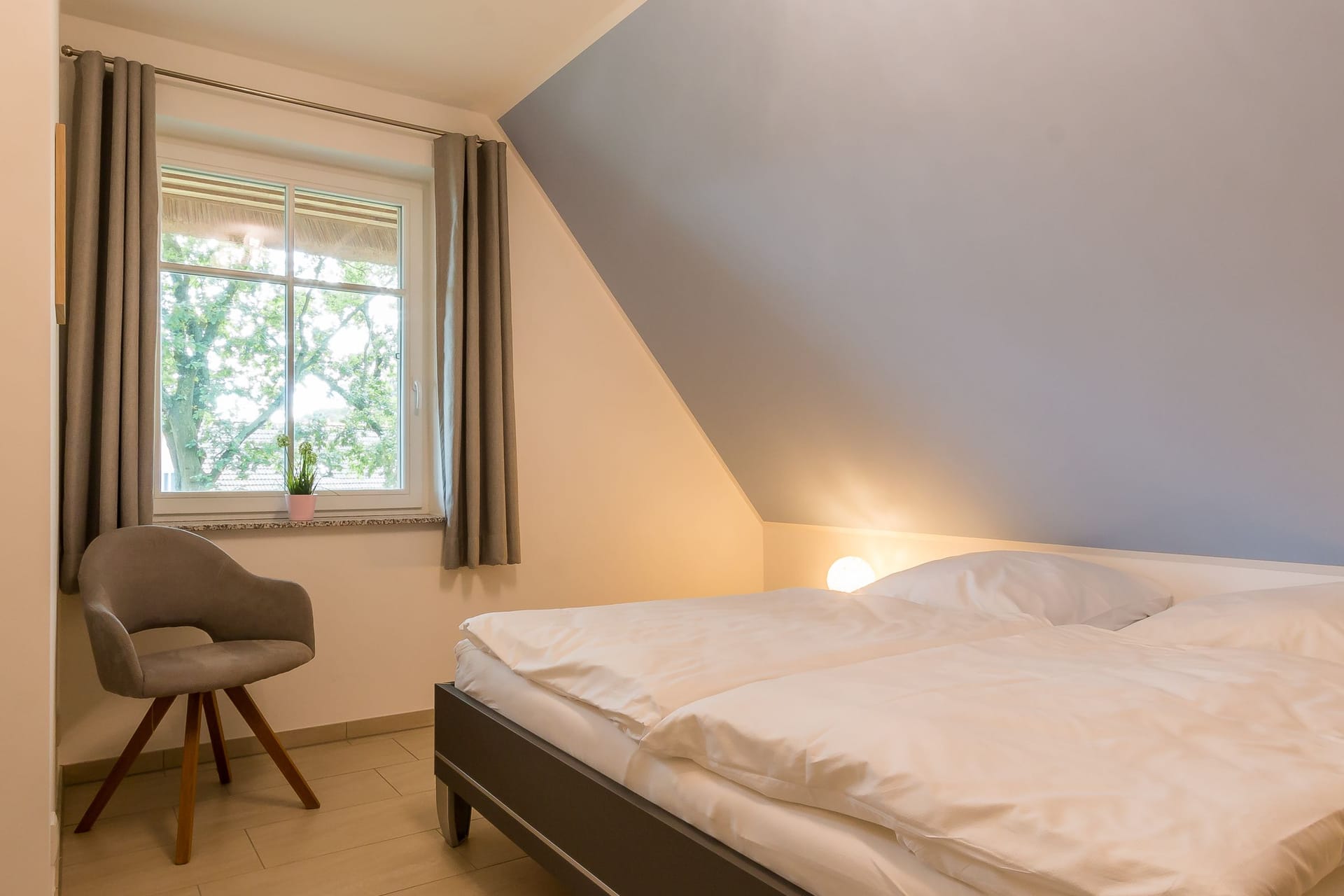 Gemütliches Schlafzimmer mit Doppelbett