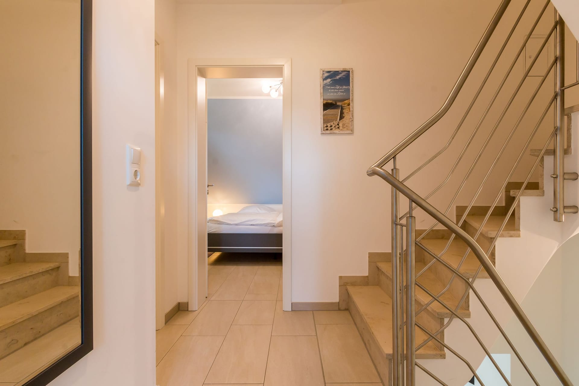 Eingangsbereich mit Treppe und Blick ins Schlafzimmer
