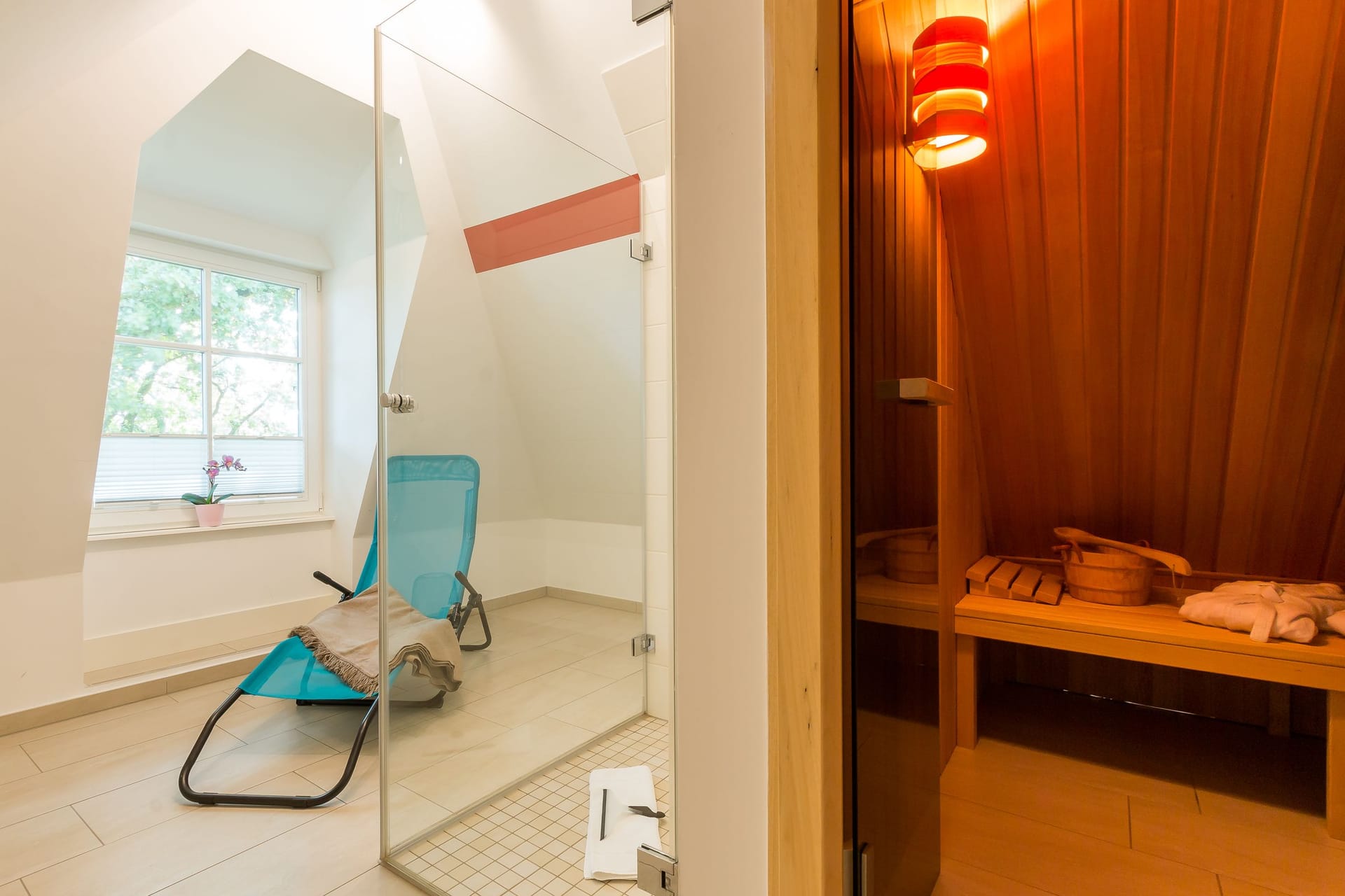 Wellnessbereich mit Sauna und Dusche