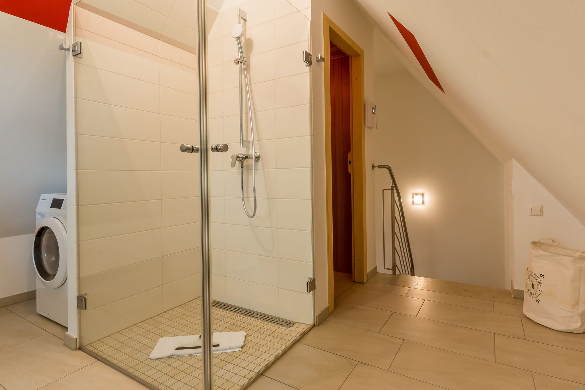 Modernes Badezimmer mit Dusche und Waschmaschine