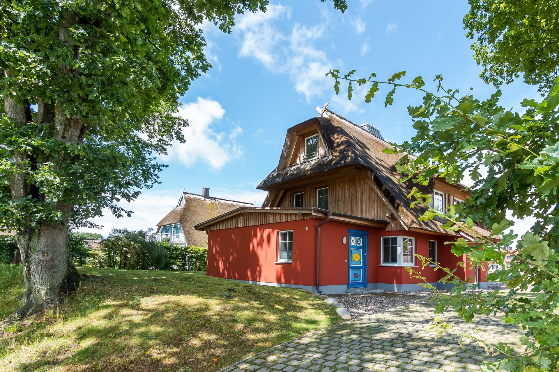 Außenansicht eines Ferienhauses mit roter Fassade