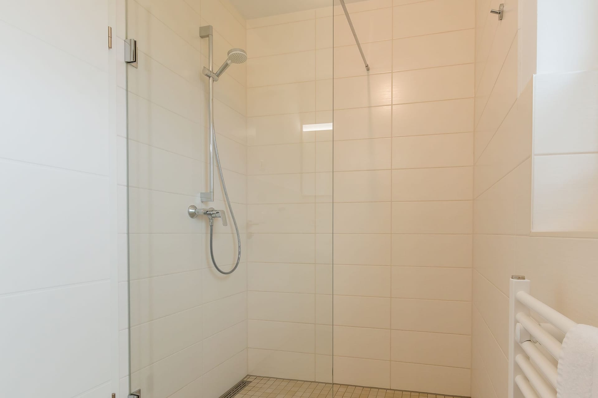 Moderne Duschkabine im Badezimmer