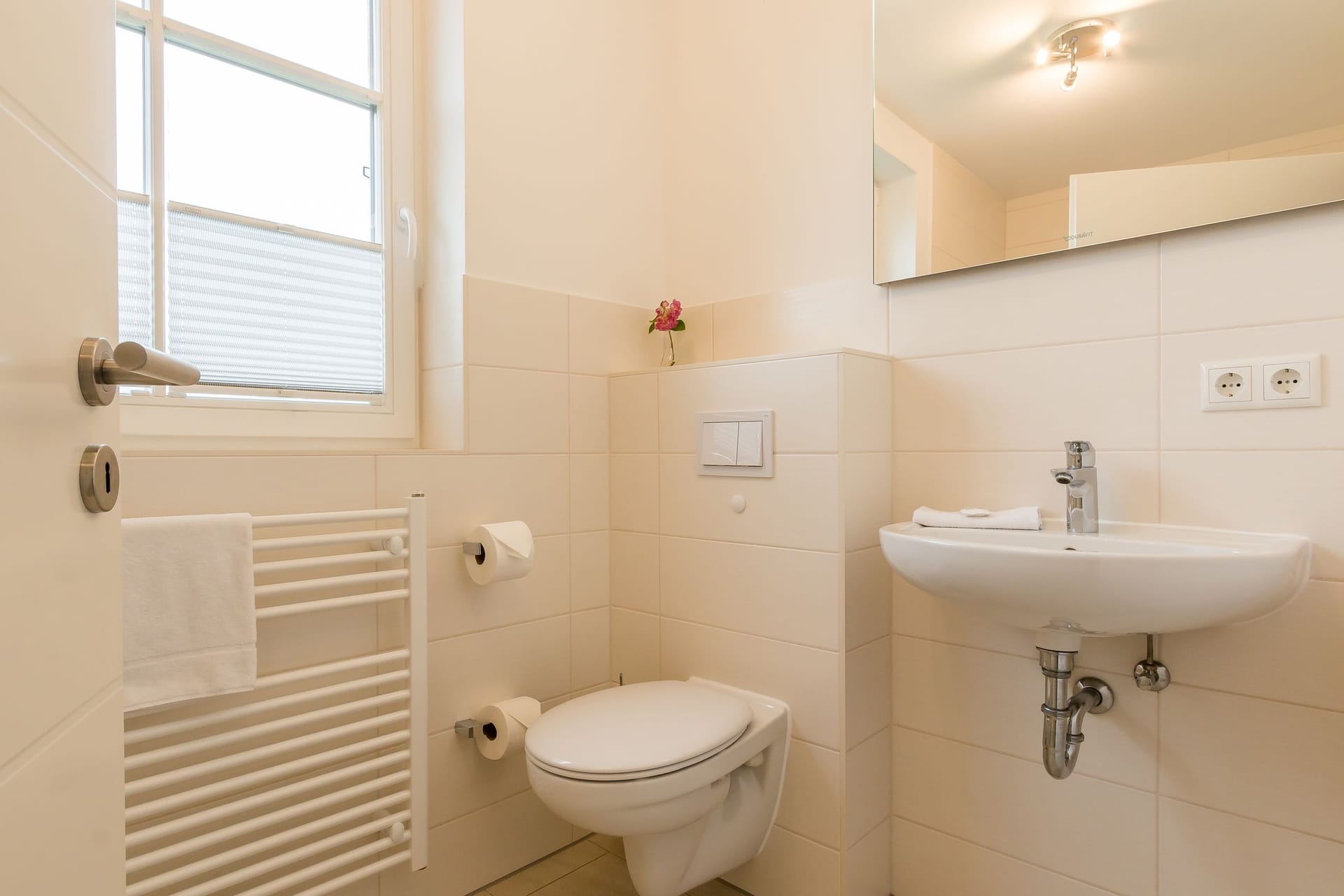 Badezimmer mit Toilette und Waschbecken