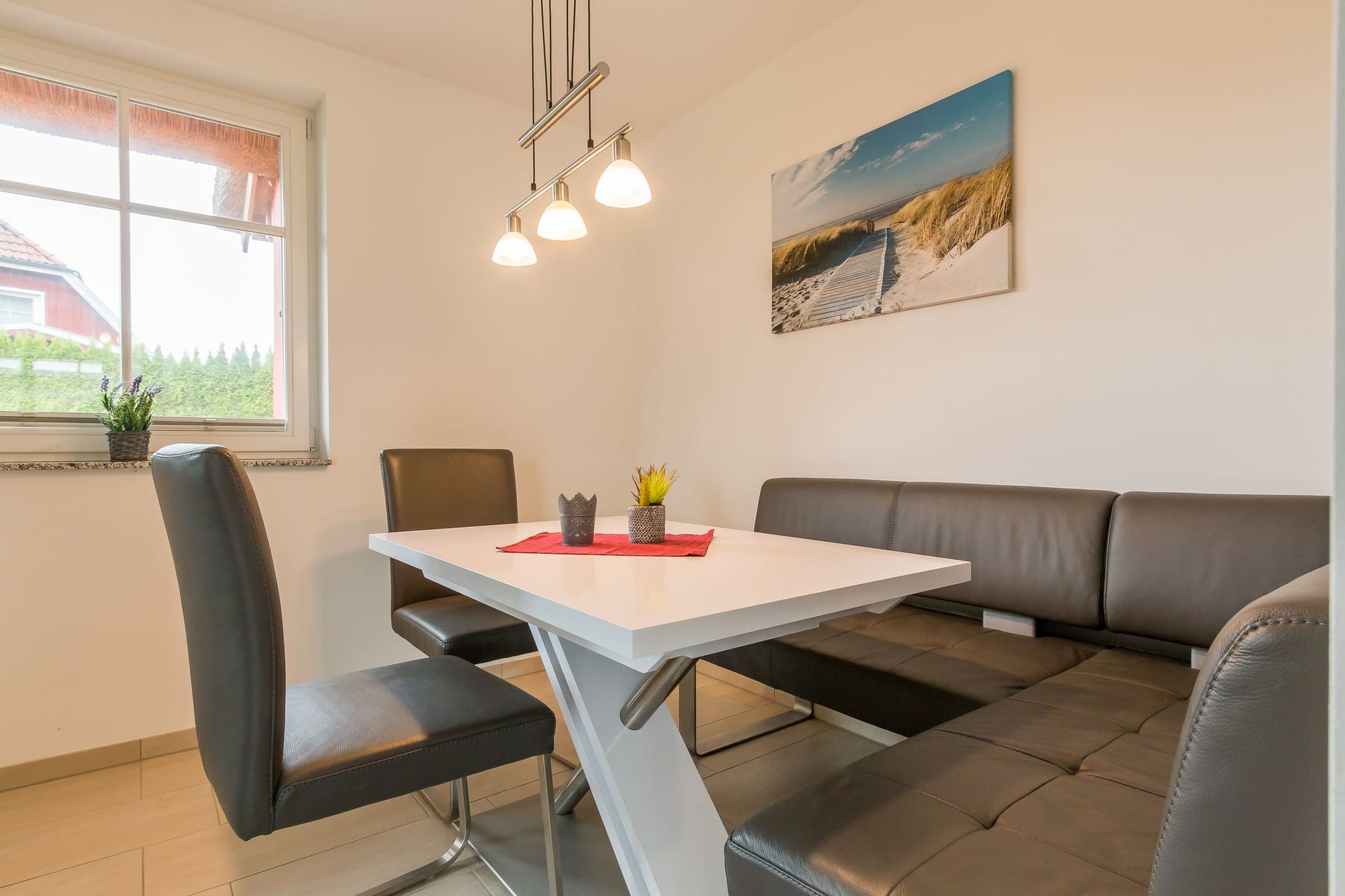 Moderne Küche mit Tisch und Stühlen