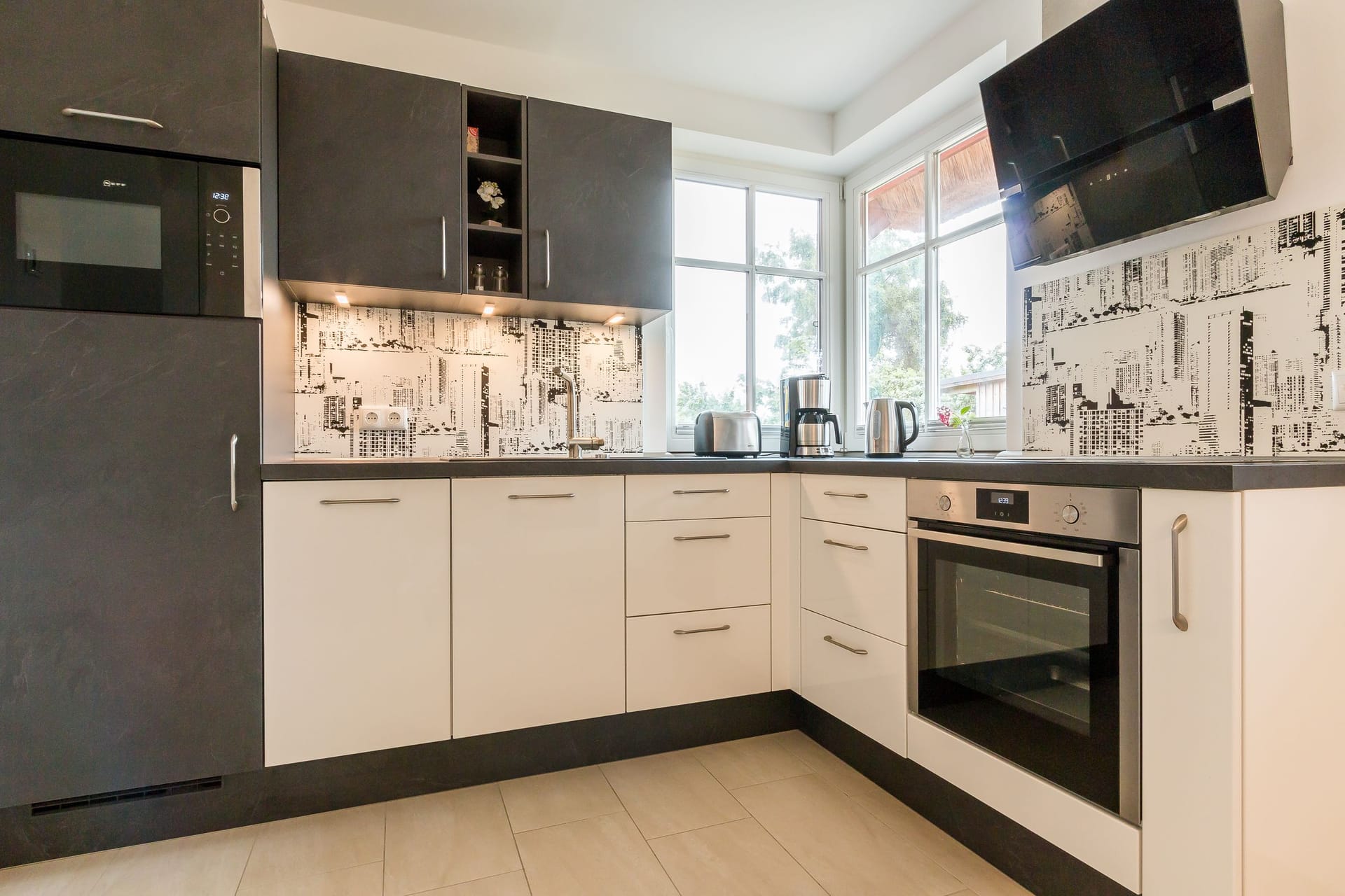 Moderne Küche mit großen Fenstern und eleganter Ausstattung