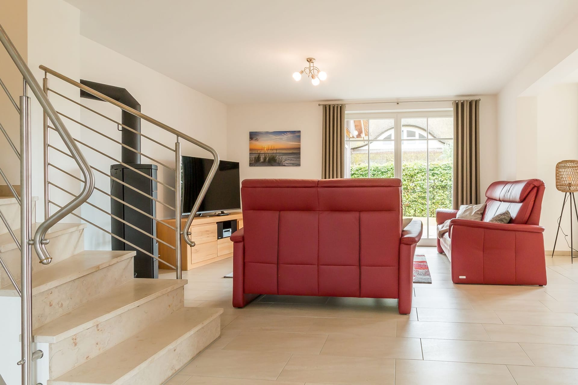 Modernes Wohnzimmer mit roten Ledersesseln