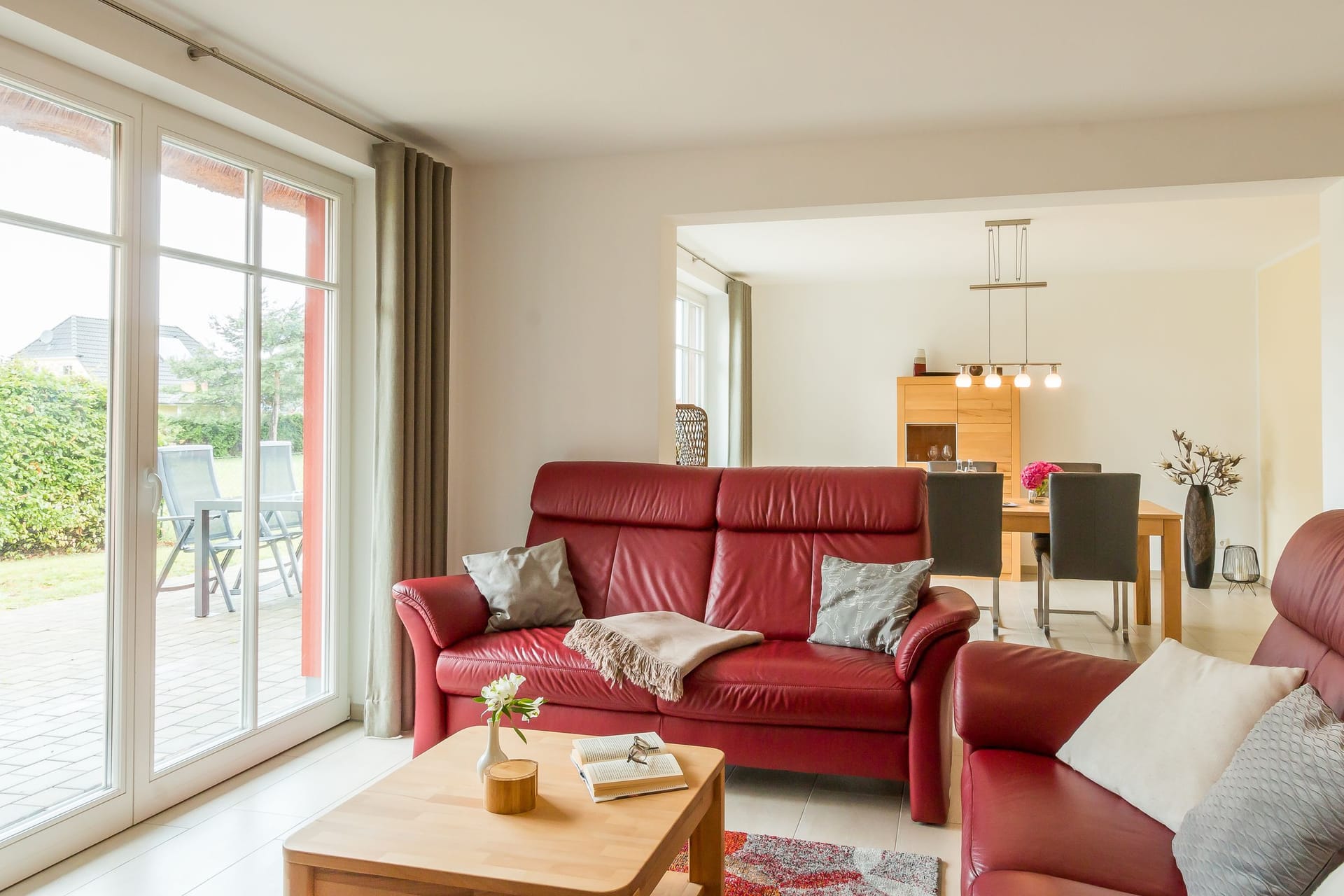Gemütliches Wohnzimmer mit roten Sofas