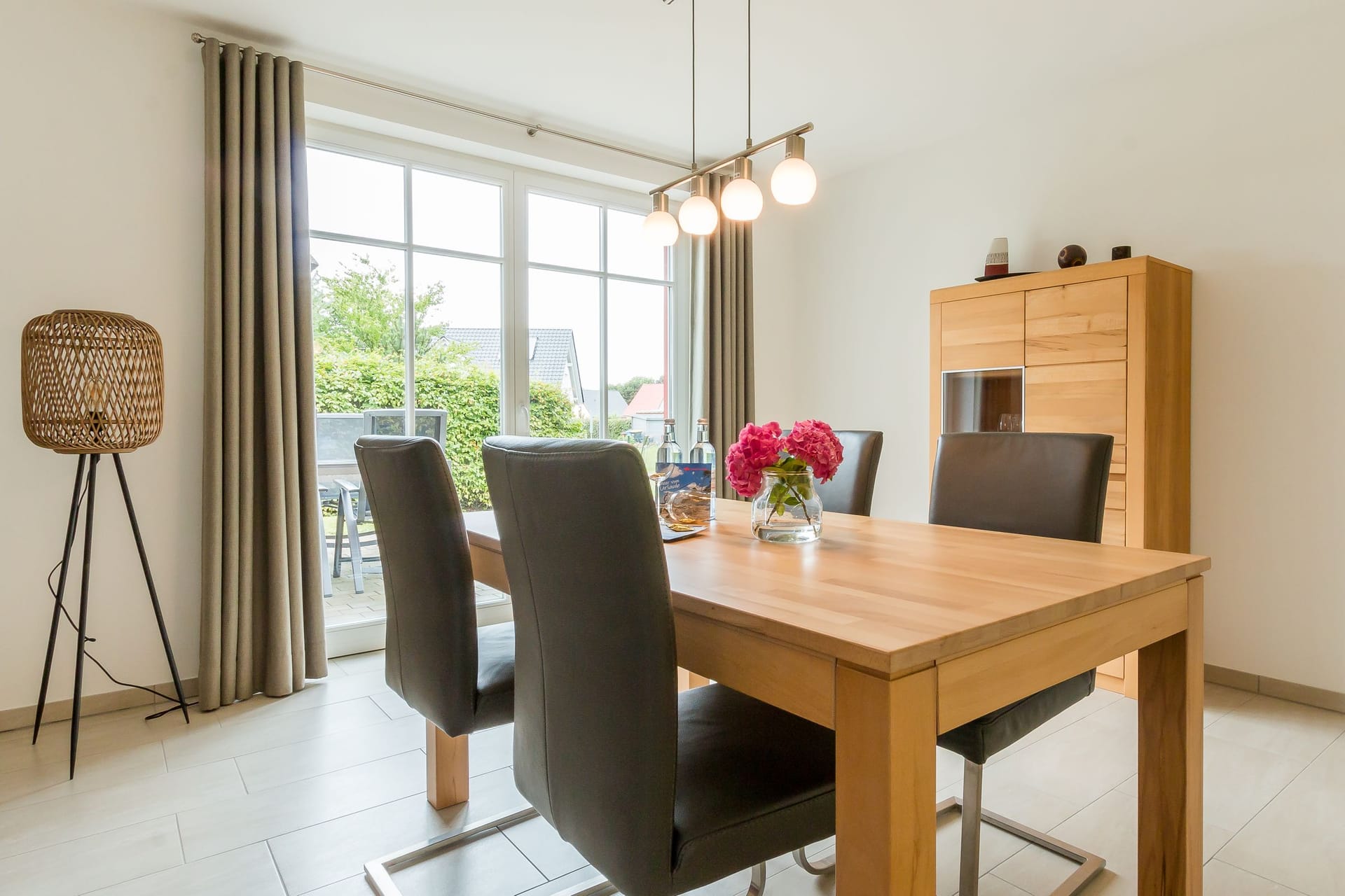 Essbereich mit Holz-Esstisch und Fenstern