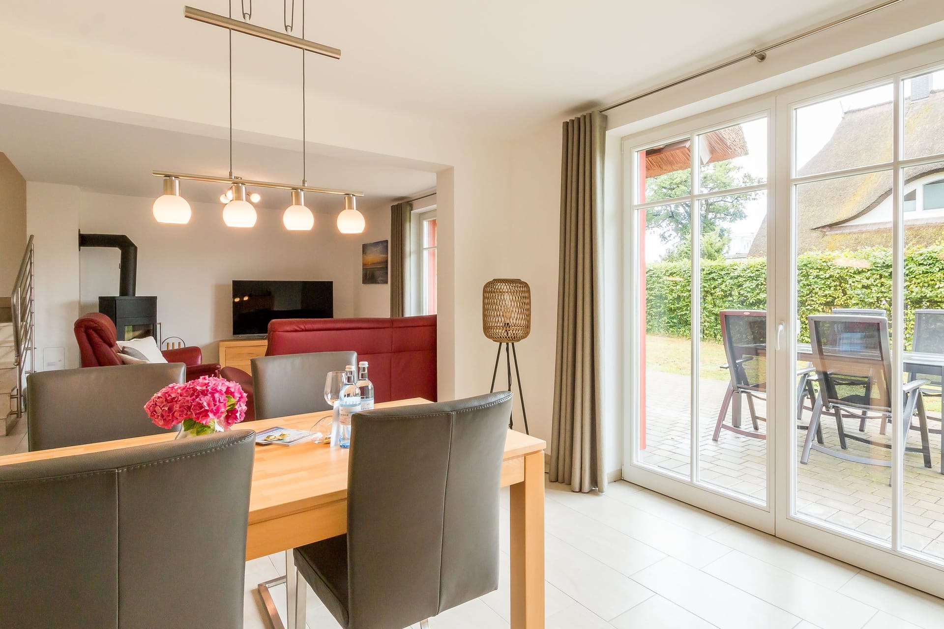 Gemütlicher Wohnraum mit Essbereich und Terrasse