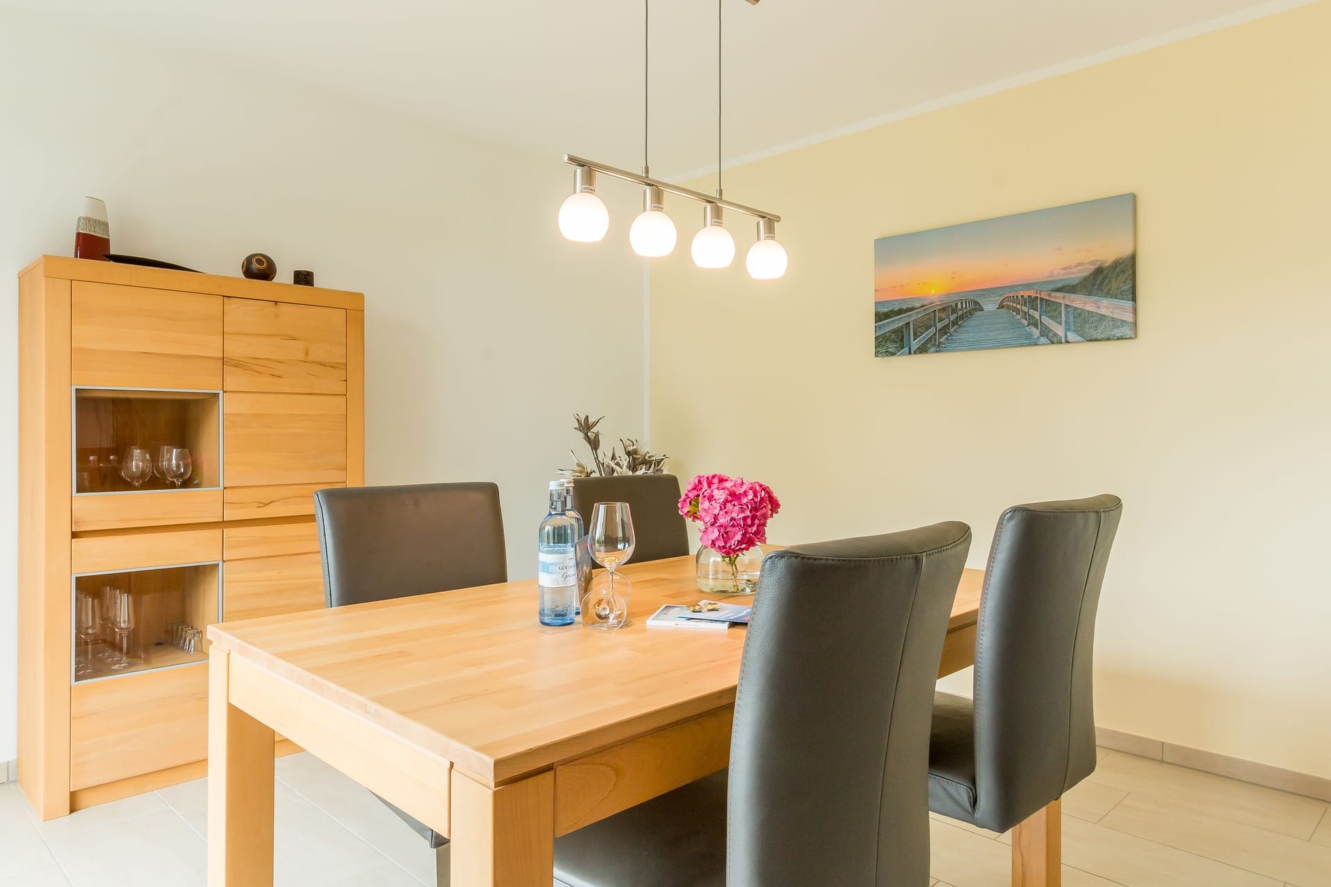 Esszimmer mit Holzstahltisch und modernen Bildern