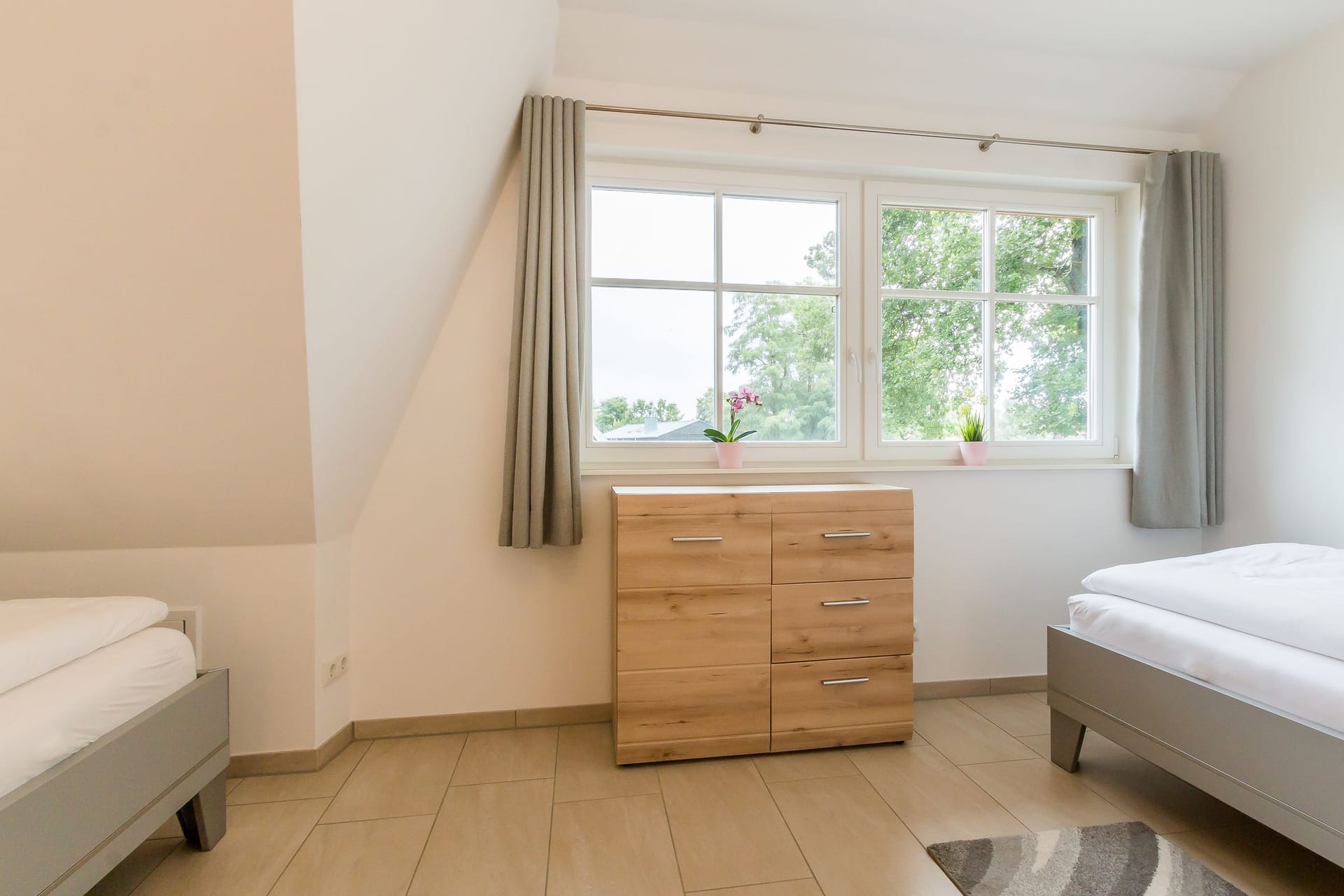 Helles Schlafzimmer mit zwei Einzelbetten
