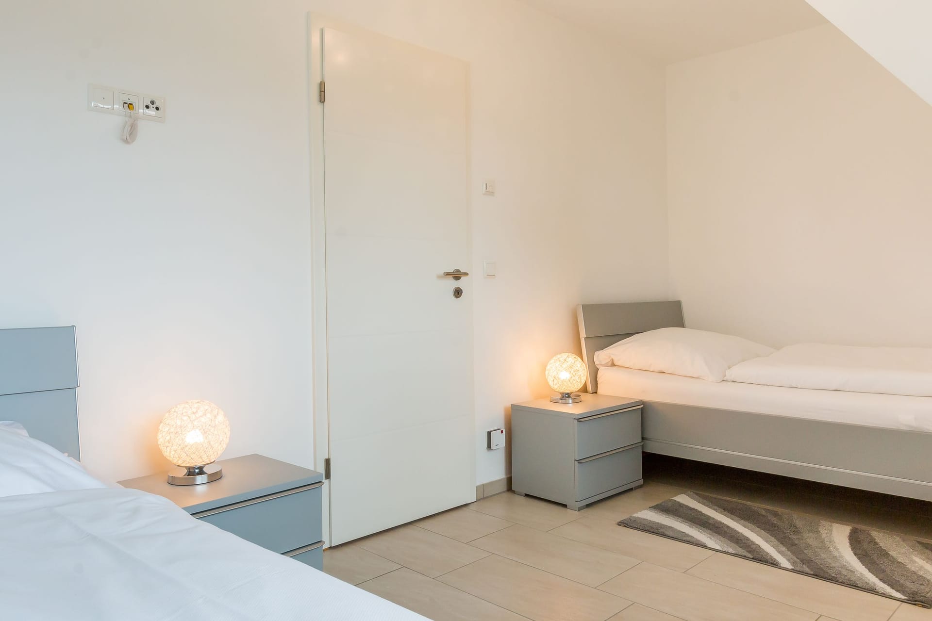 Schlafzimmer mit zwei Einzelbetten
