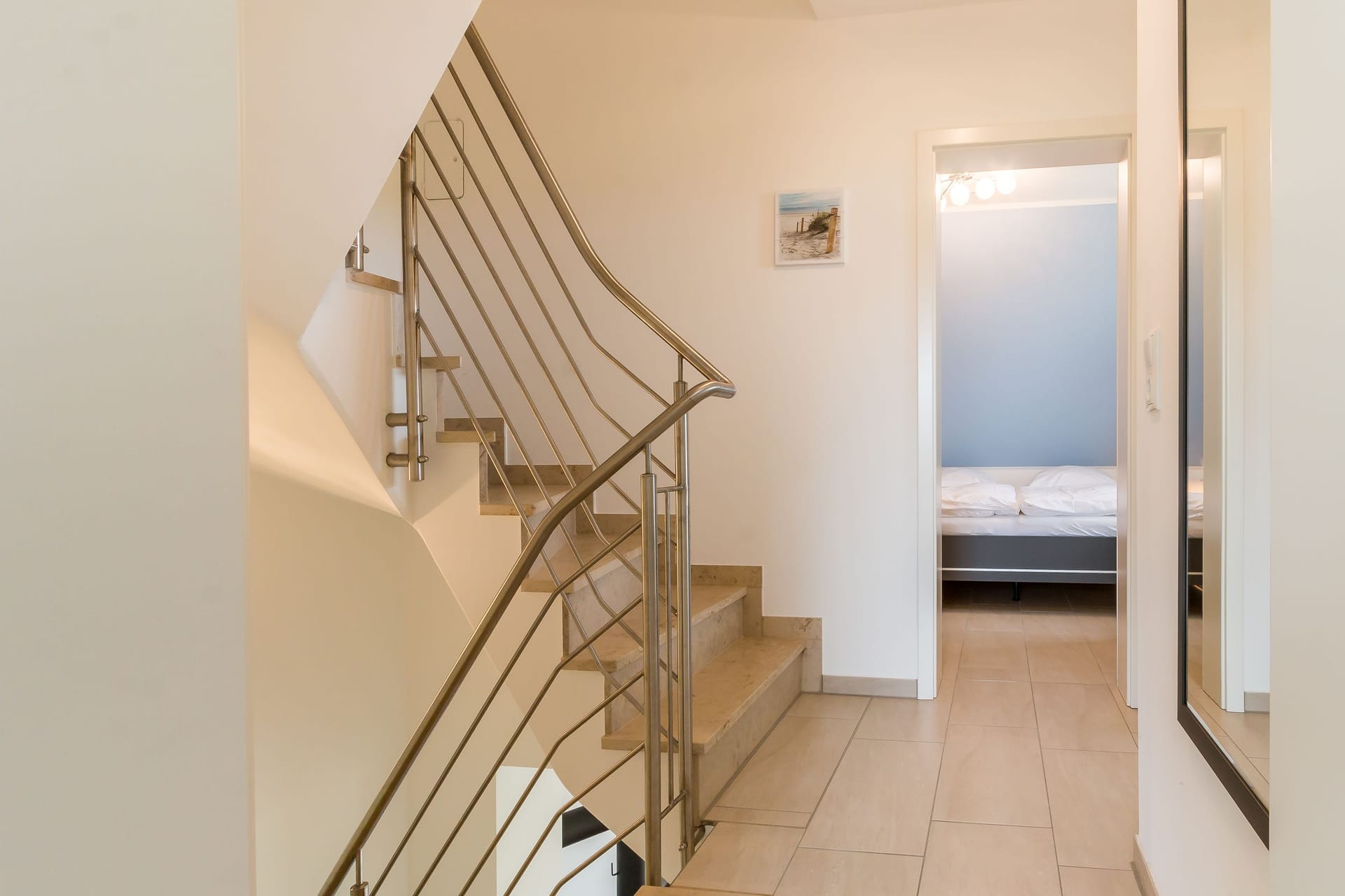 Eingangsbereich mit Treppe und Blick auf das Schlafzimmer