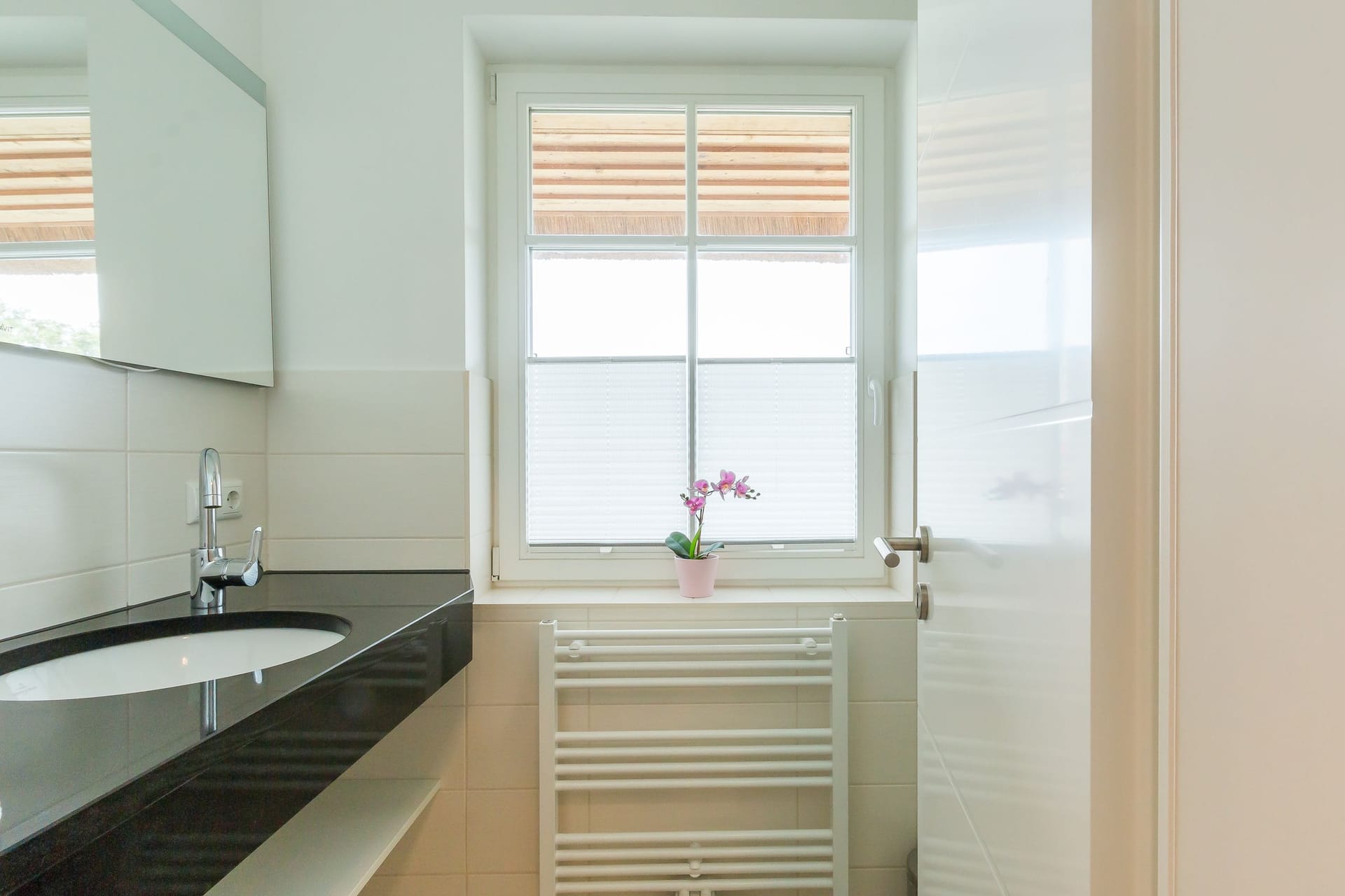 Modernes Badezimmer mit elegantem Waschbecken