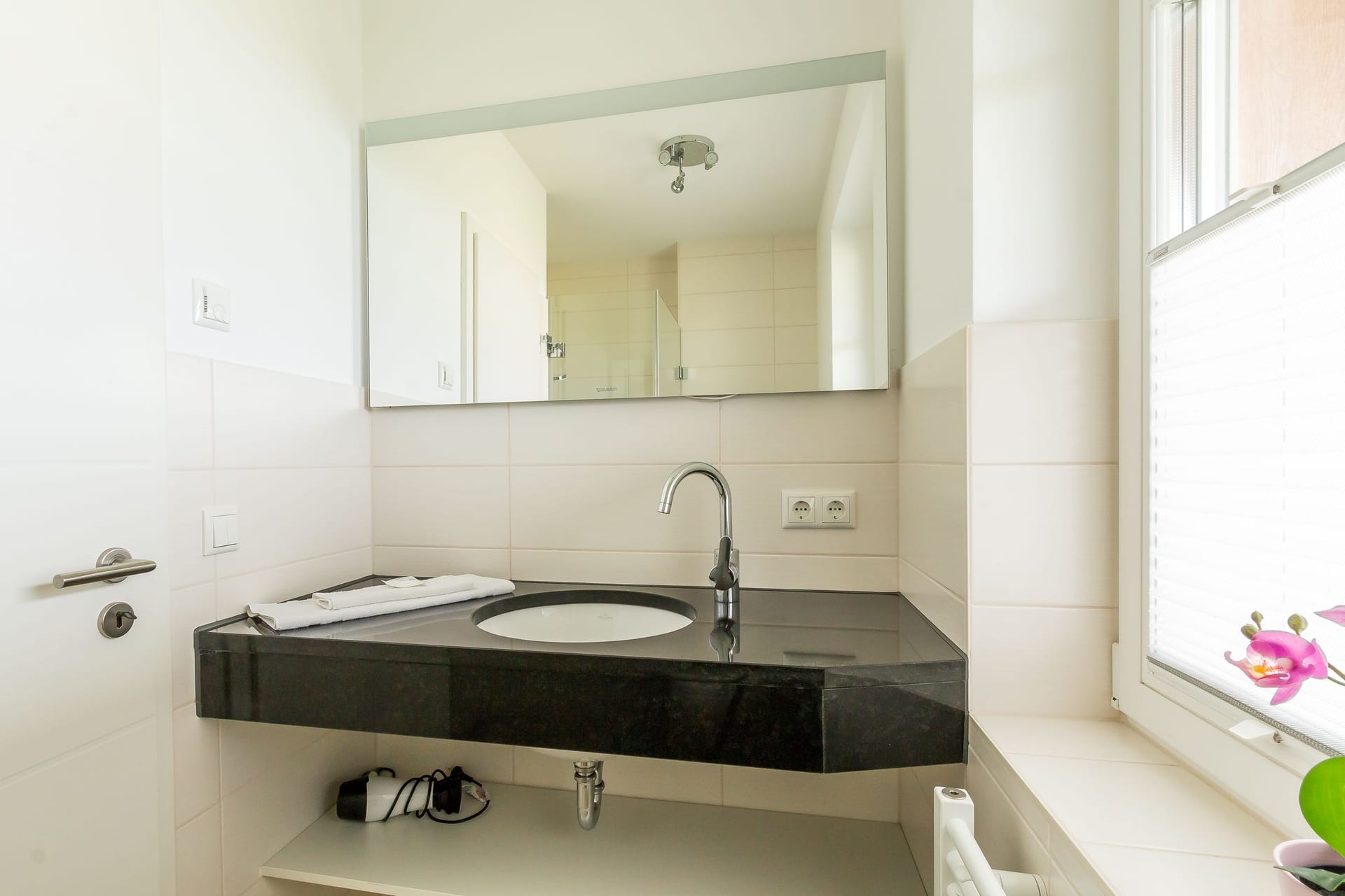 Modernes Badezimmer mit Waschbecken und Spiegel