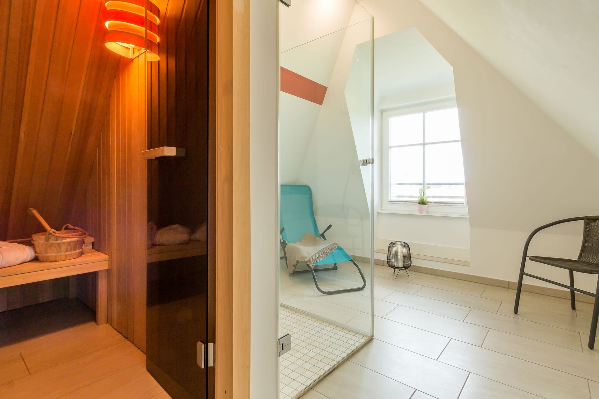 Moderne Sauna mit Liege und Duschbereich