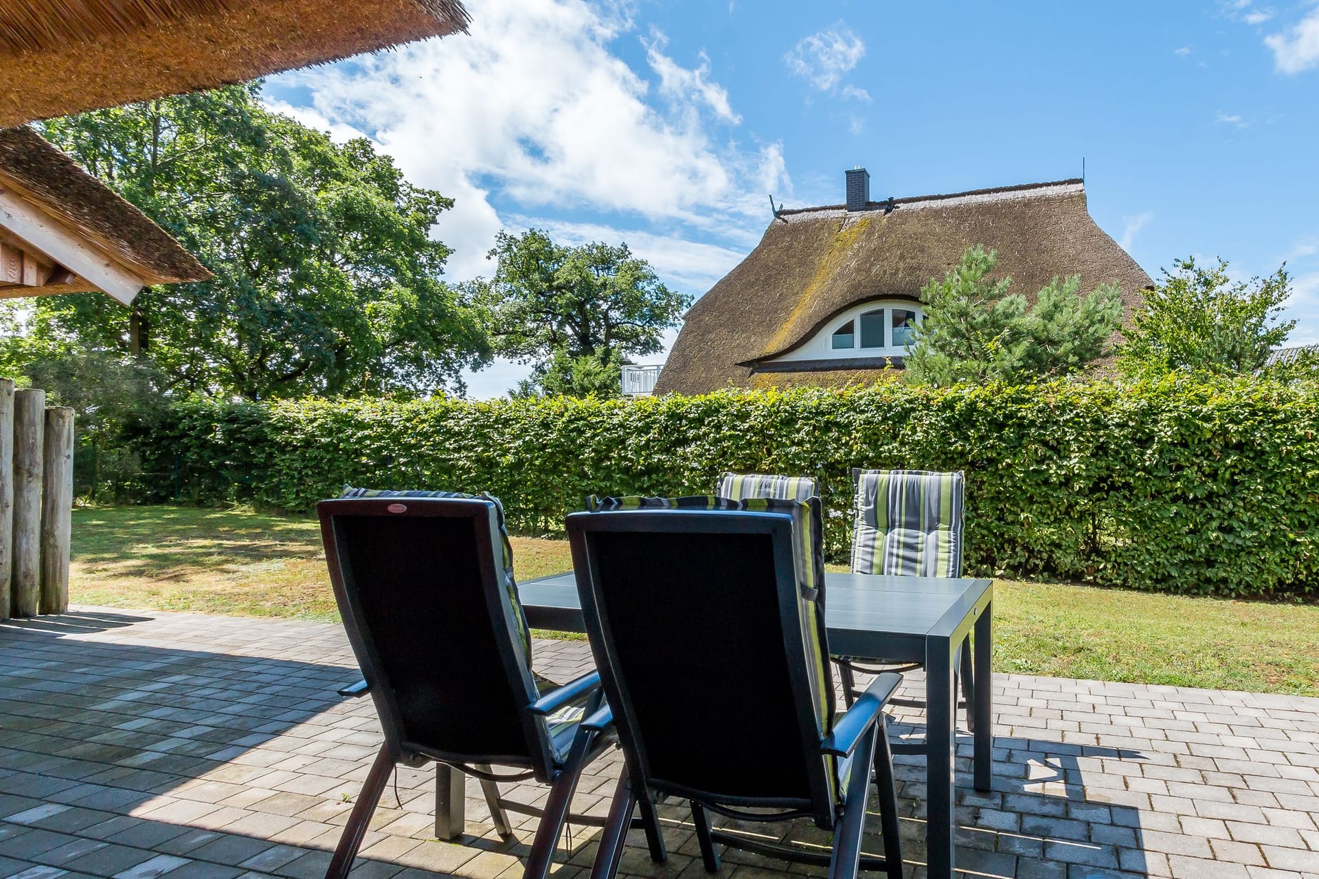 Terrasse mit Tisch und Stühlen