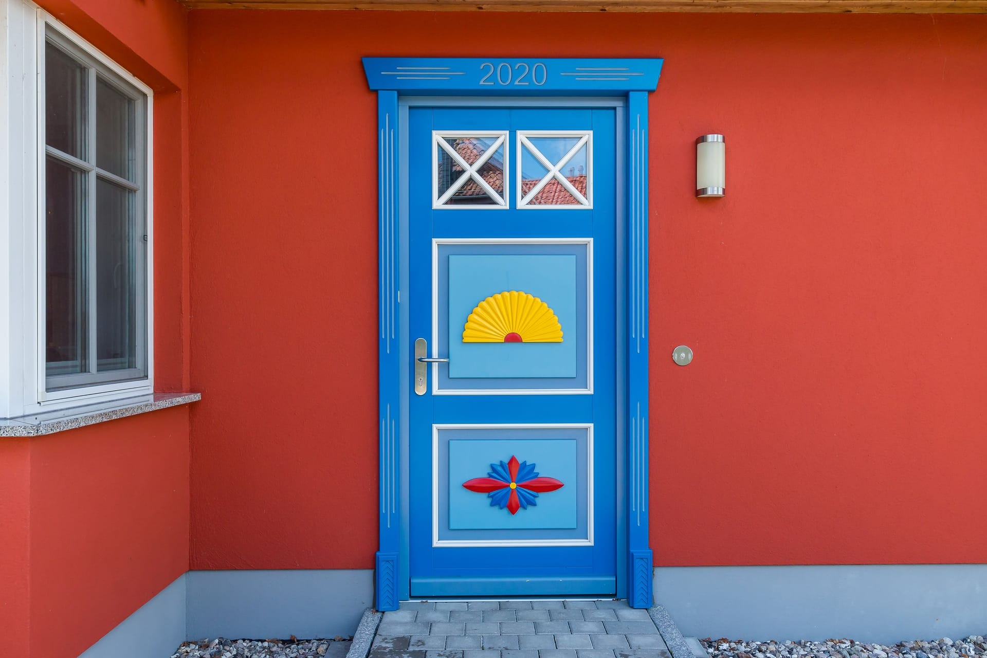 Fassade mit blauer Tür und roter Wand