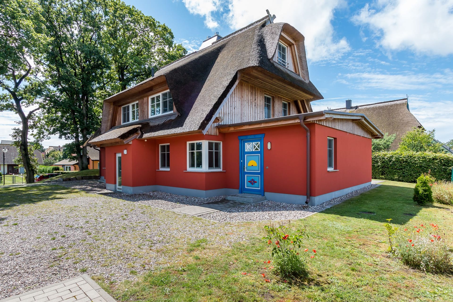 Außenansicht eines charmanten roten Hauses